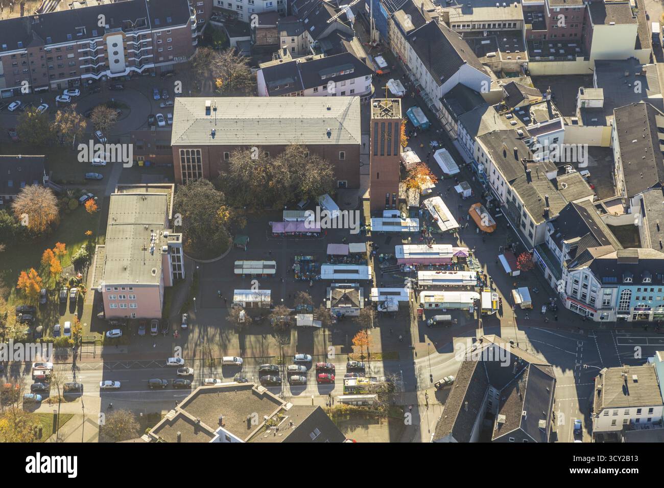 Luftaufnahme, katholische Kirche St. Clemens, großer Markt, Marktstände, Sterkrade Mitte, Oberhausen, Ruhrgebiet, Nordrhein-Westfalen, Deutschland, Ort Stockfoto