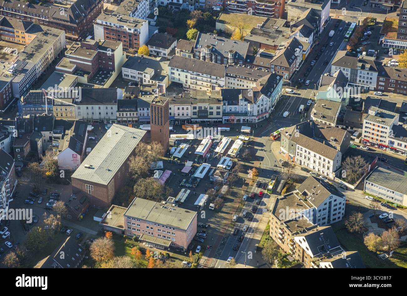Luftaufnahme, katholische Kirche St. Clemens, großer Markt, Marktstände, Sterkrade Mitte, Oberhausen, Ruhrgebiet, Nordrhein-Westfalen, Deutschland, Ort Stockfoto