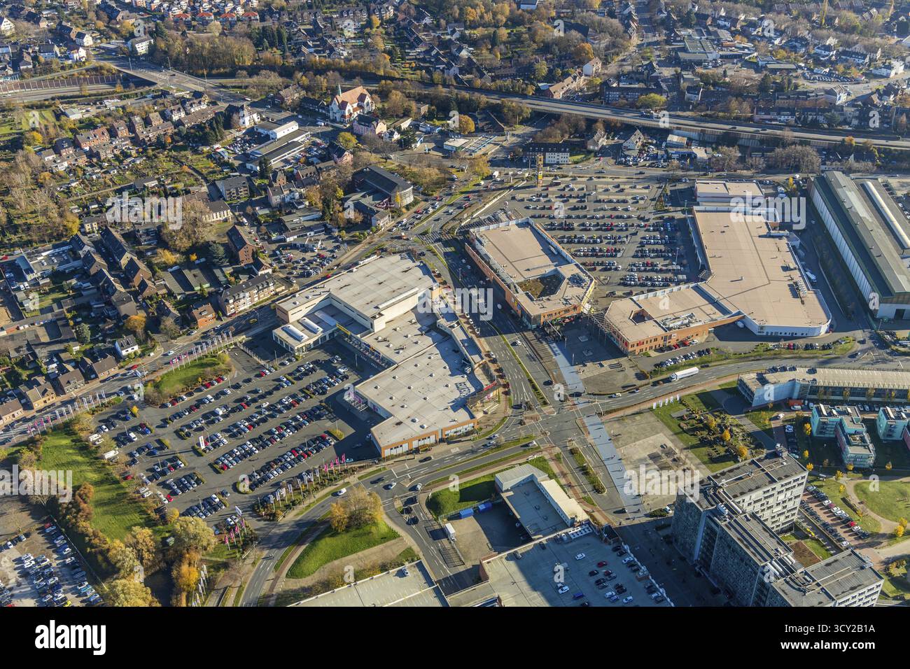 Luftaufnahme, Einkaufszentrum Sterkrader Tor Oberhausen, Deer-Center, Sterkrade Mitte, Oberhausen, Ruhrgebiet, Nordrhein-Westfalen, Deutschland, Bahnhofs Stockfoto