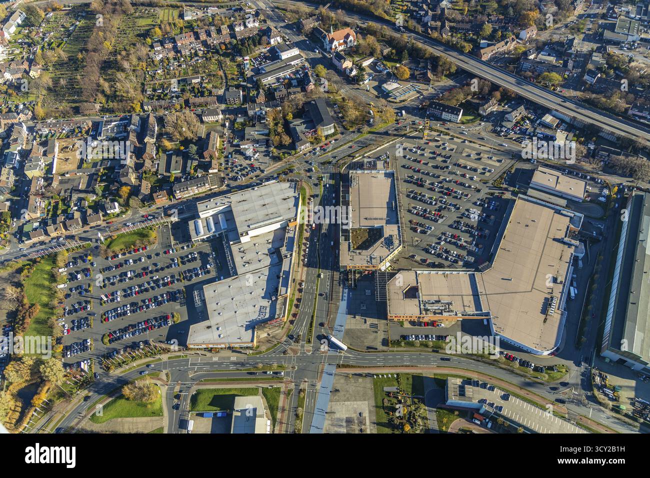 Luftaufnahme, Einkaufszentrum Sterkrader Tor Oberhausen, Deer-Center, Sterkrade Mitte, Oberhausen, Ruhrgebiet, Nordrhein-Westfalen, Deutschland, Bahnhofs Stockfoto