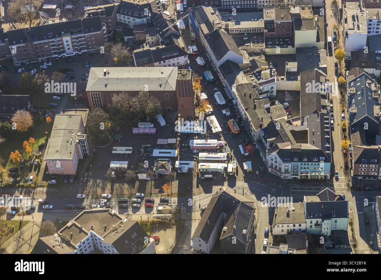 Luftaufnahme, katholische Kirche St. Clemens, großer Markt, Marktstände, Sterkrade Mitte, Oberhausen, Ruhrgebiet, Nordrhein-Westfalen, Deutschland, Ort Stockfoto