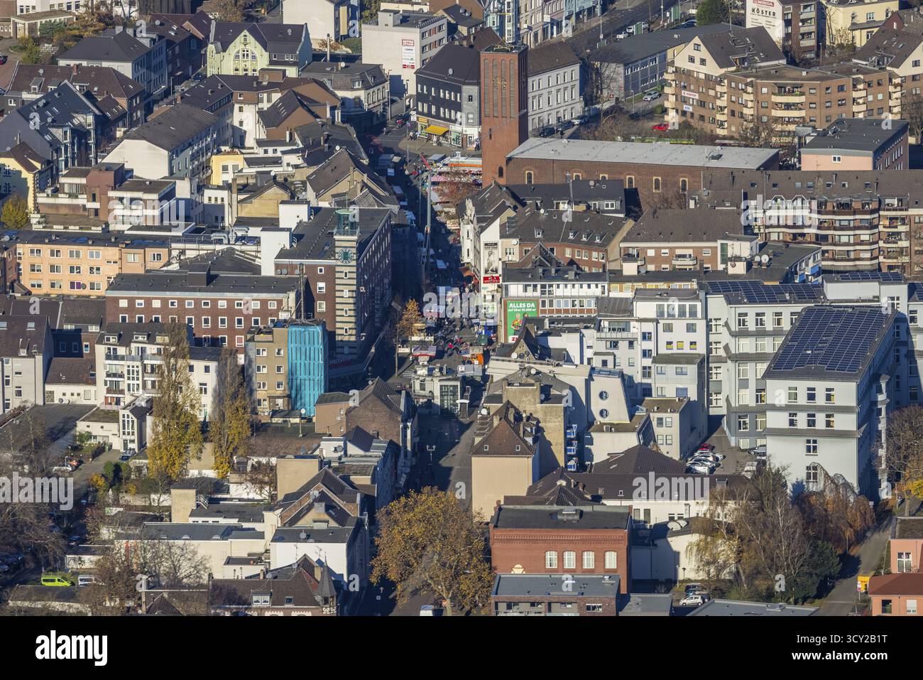 Luftaufnahme, katholische Kirche St. Clemens, großer Markt, Marktstände, Sterkrade Mitte, Oberhausen, Ruhrgebiet, Nordrhein-Westfalen, Deutschland, Ort Stockfoto