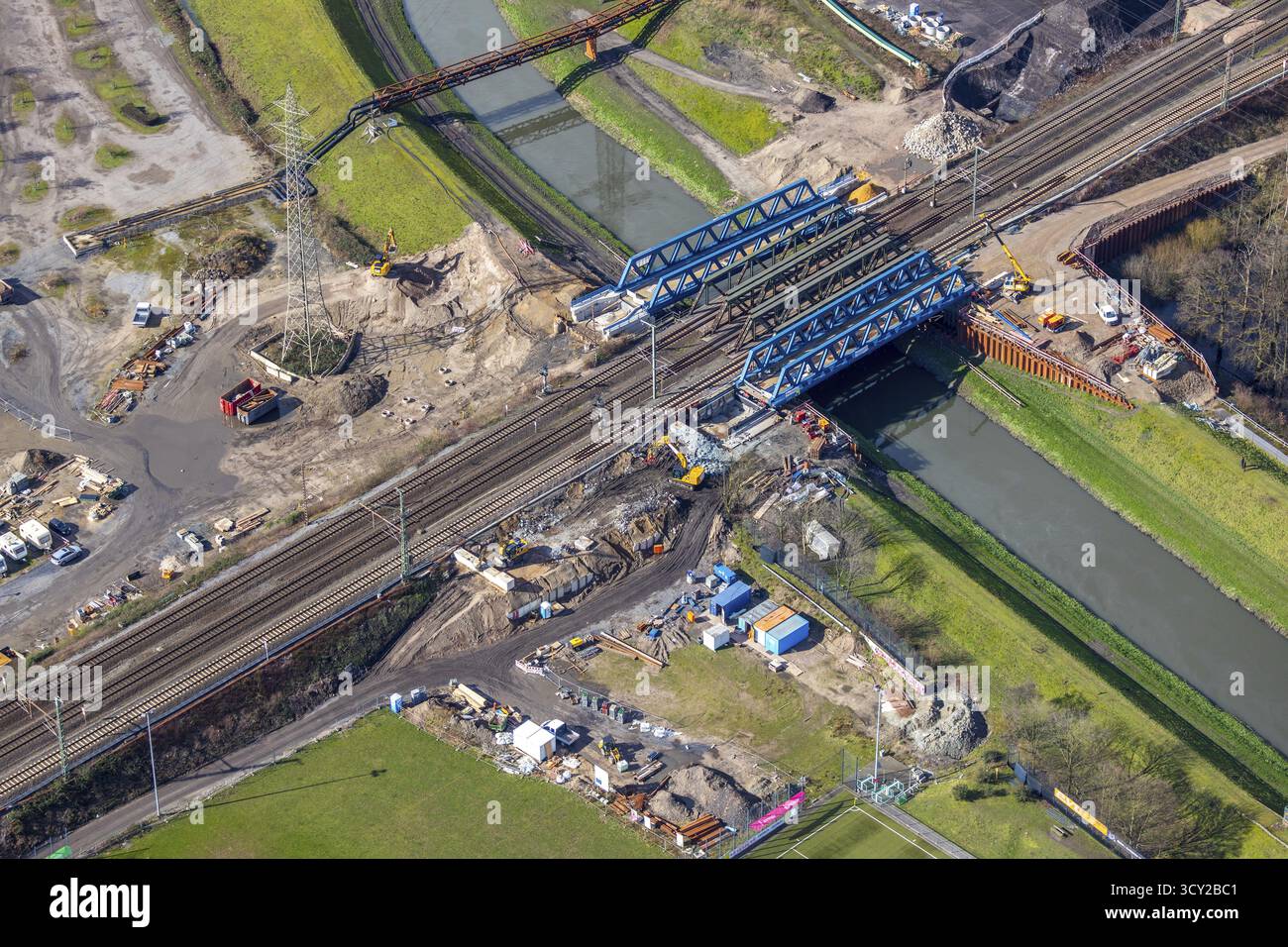 Luftaufnahme, Neubau, Einsetzbahnbrücke über die Emscher, Sterkrade, Oberhausen, Ruhrgebiet, Nordrhein-Westfalen, Deutschland, Konstrukt Stockfoto