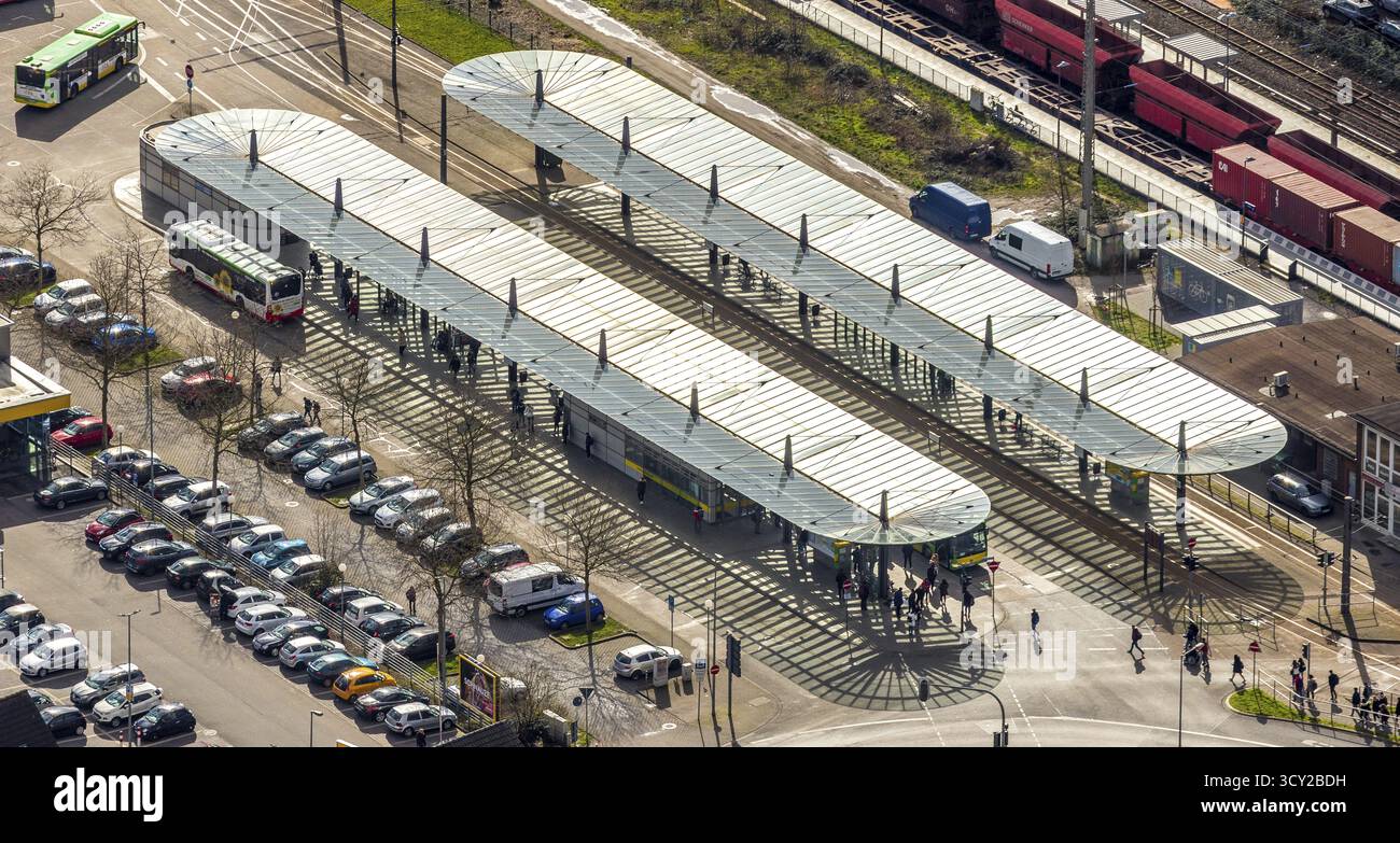 Luftaufnahme, Bahnhof Oberhausen-Sterkrade, öffentliche Verkehrsmittel, Bushaltestelle, Baldachin der Bushaltestelle, Sterkrade, Oberhausen, Ruhrgebiet, Nordrhein-Westfal Stockfoto