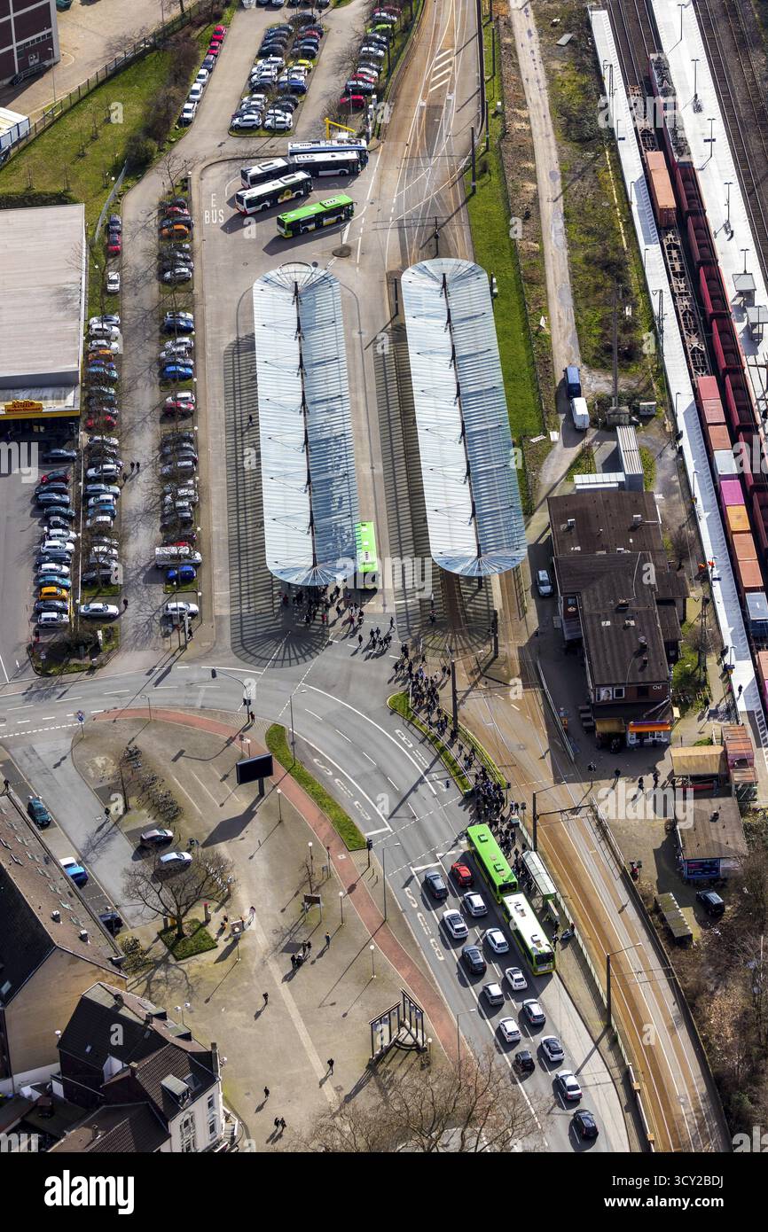 Luftaufnahme, Bahnhof Oberhausen-Sterkrade, öffentliche Verkehrsmittel, Bushaltestelle, Baldachin der Bushaltestelle, Sterkrade, Oberhausen, Ruhrgebiet, Nordrhein-Westfal Stockfoto