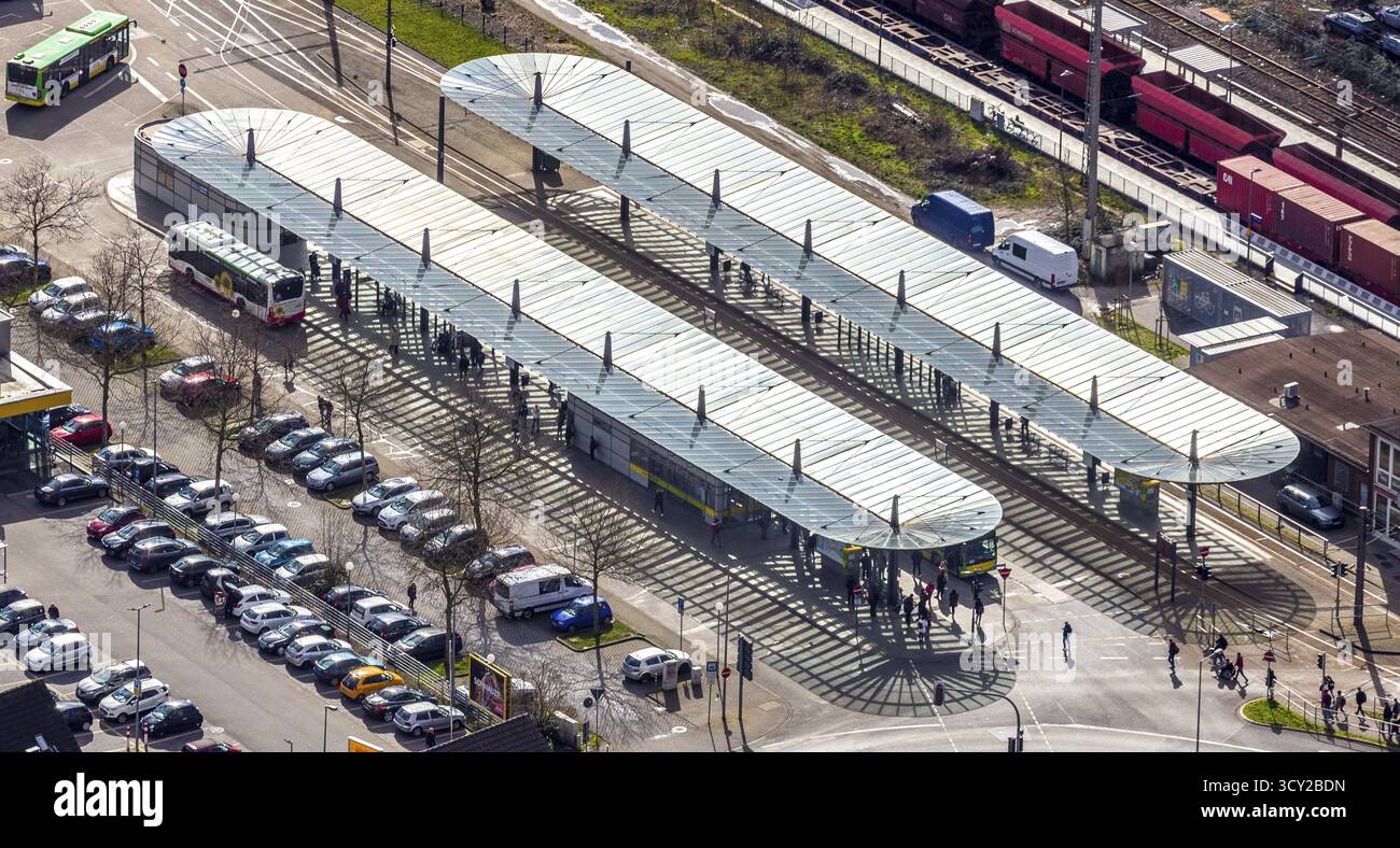 Luftaufnahme, Bahnhof Oberhausen-Sterkrade, öffentliche Verkehrsmittel, Bushaltestelle, Baldachin der Bushaltestelle, Sterkrade, Oberhausen, Ruhrgebiet, Nordrhein-Westfal Stockfoto