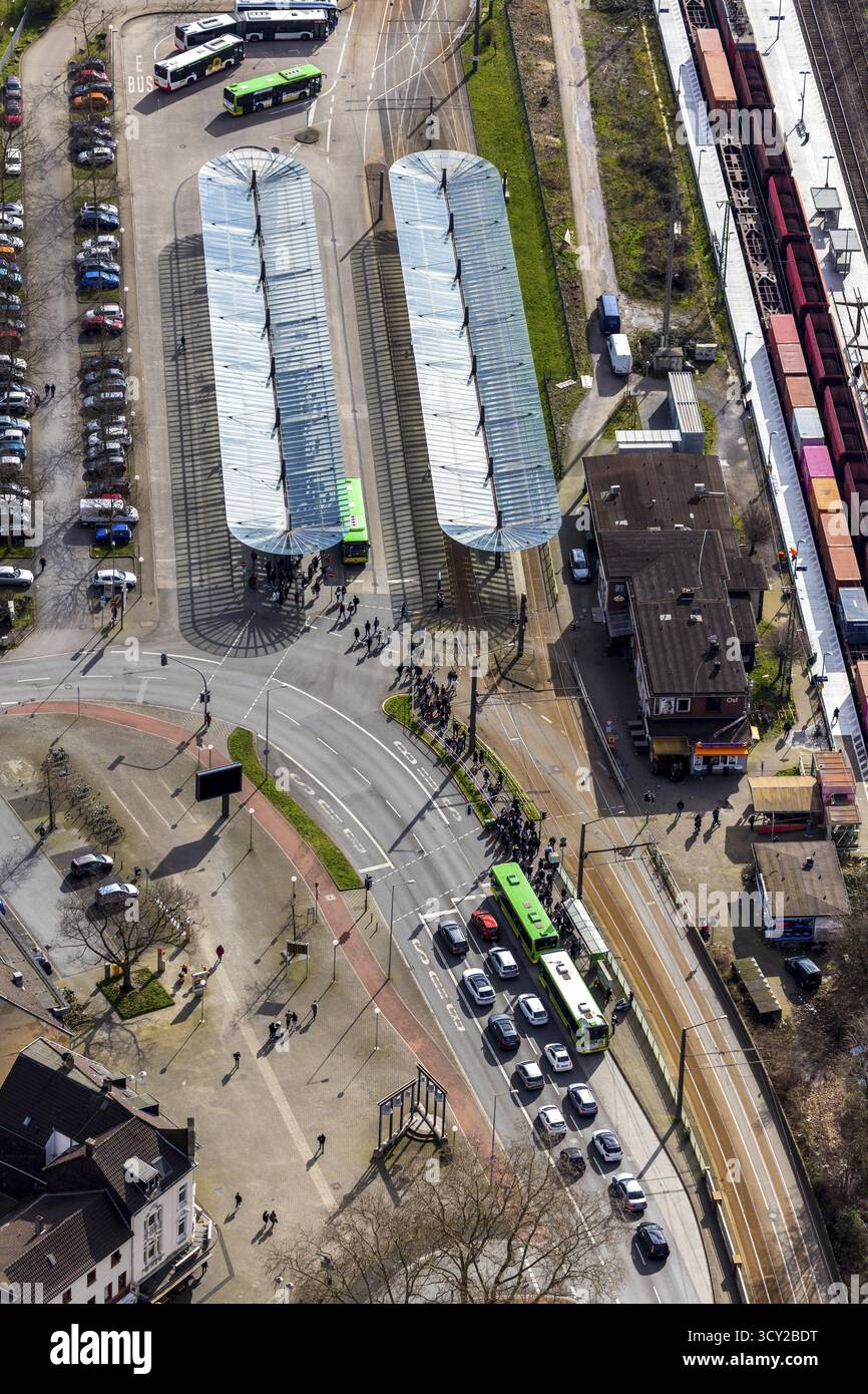 Luftaufnahme, Bahnhof Oberhausen-Sterkrade, öffentliche Verkehrsmittel, Bushaltestelle, Baldachin der Bushaltestelle, Sterkrade, Oberhausen, Ruhrgebiet, Nordrhein-Westfal Stockfoto