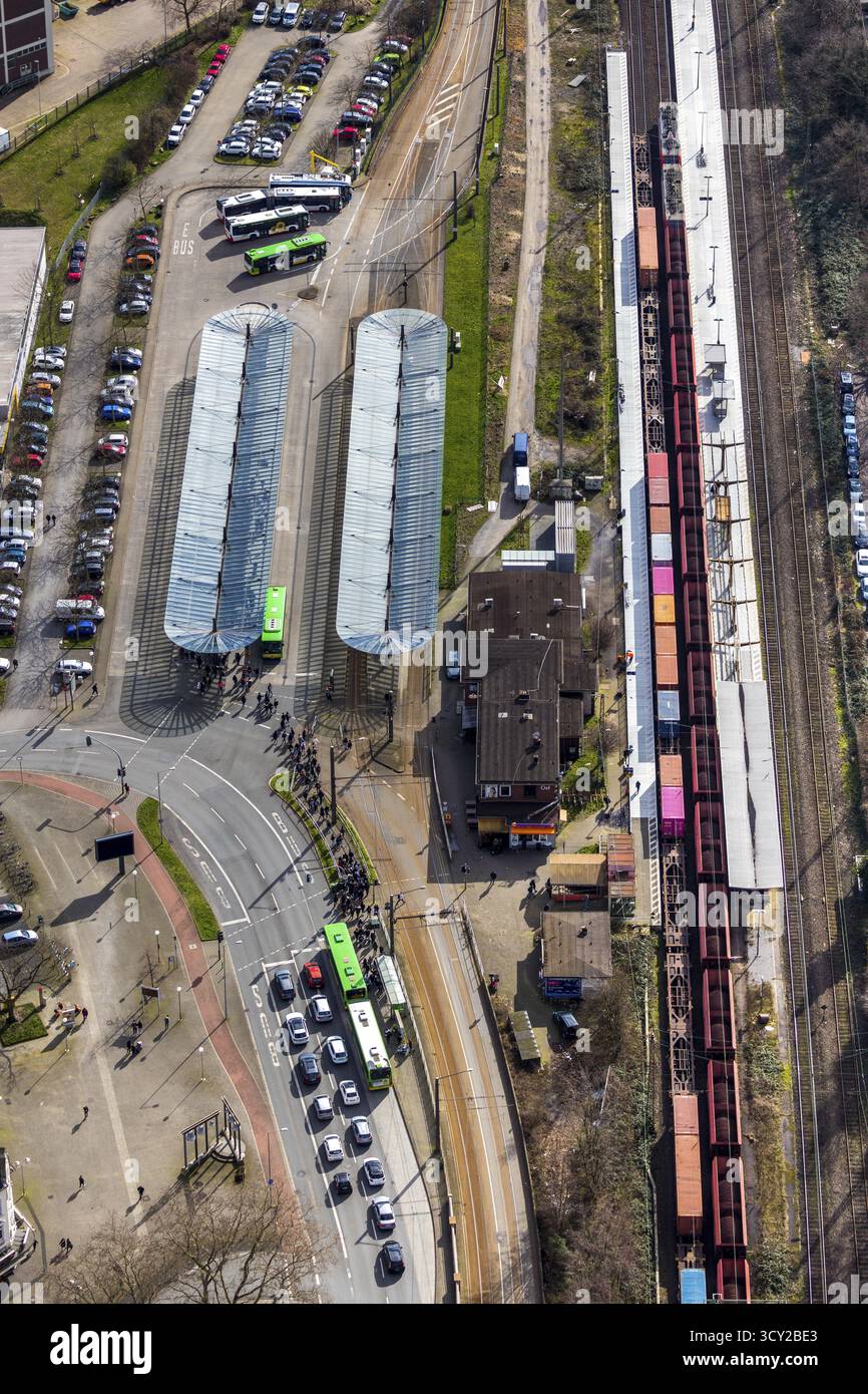 Luftaufnahme, Bahnhof Oberhausen-Sterkrade, öffentliche Verkehrsmittel, Bushaltestelle, Baldachin der Bushaltestelle, Sterkrade, Oberhausen, Ruhrgebiet, Nordrhein-Westfal Stockfoto