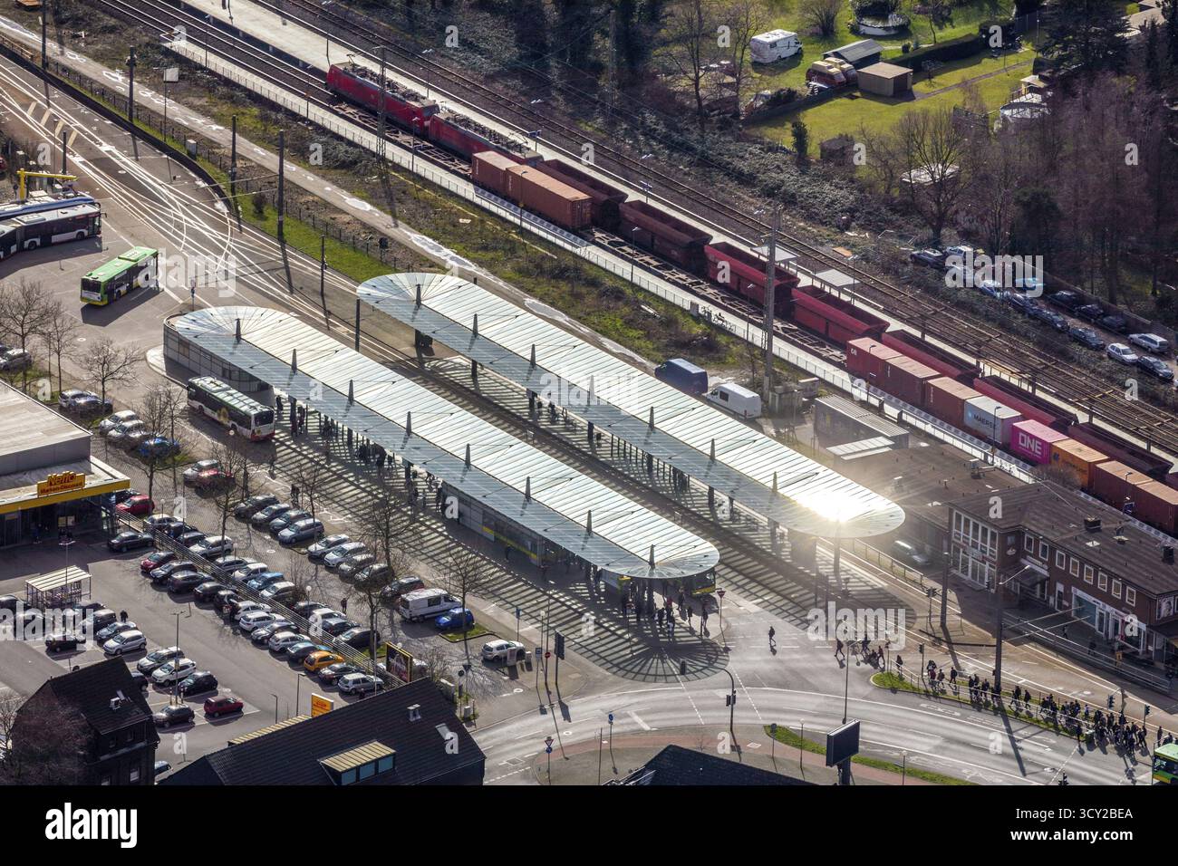 Luftaufnahme, Bahnhof Oberhausen-Sterkrade, öffentliche Verkehrsmittel, Bushaltestelle, Baldachin der Bushaltestelle, Sterkrade, Oberhausen, Ruhrgebiet, Nordrhein-Westfal Stockfoto