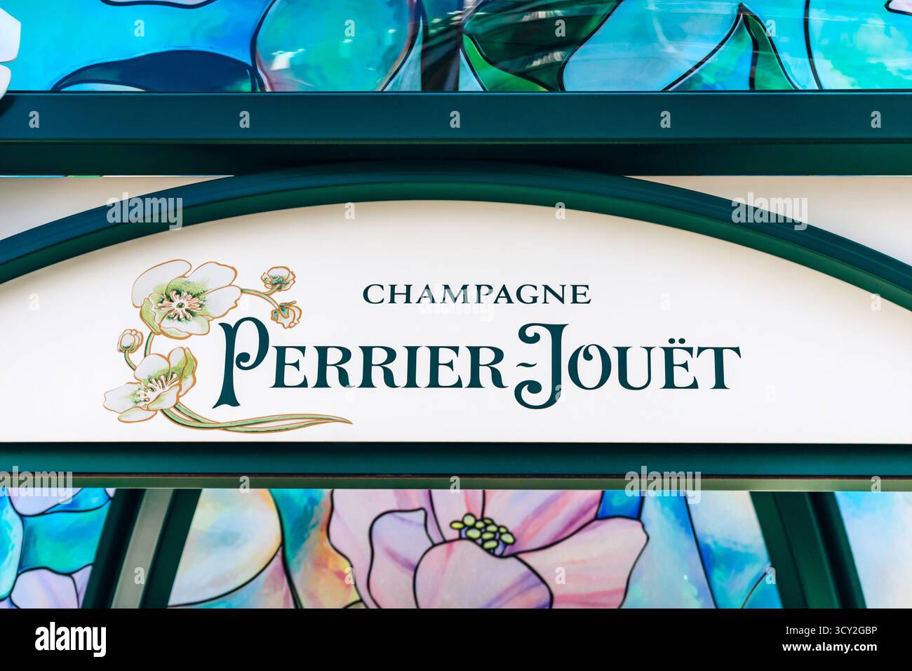 Monte Carlo, Monaco - 28. Juni 2025: Nahaufnahme des Perrier-Jouet-Champagnerschildes mit floraler Jugendstildekoration in Monte Carlo Stockfoto