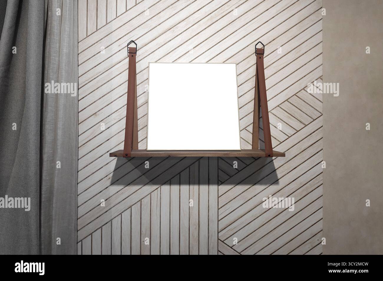 Quadratischer Druck auf einem Holzregal in einem modernen Wohnzimmer als Modell für Print on Demand für eine E-Commerce-Website oder soziale Medien. Stockfoto