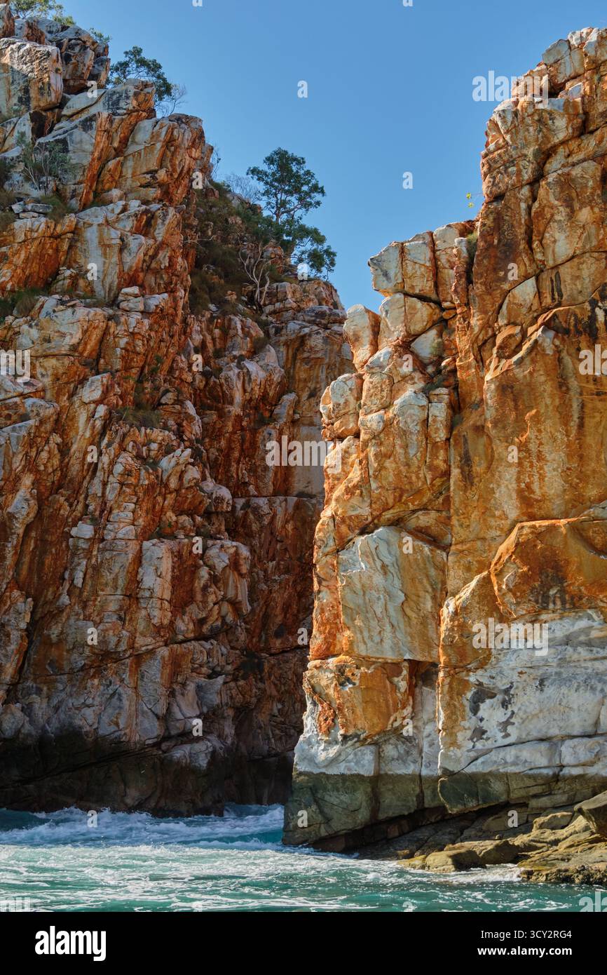 Diese zerklüfteten Klippen tragen die Spuren von Jahrtausenden - Talbot Bay, WA, Australien Stockfoto