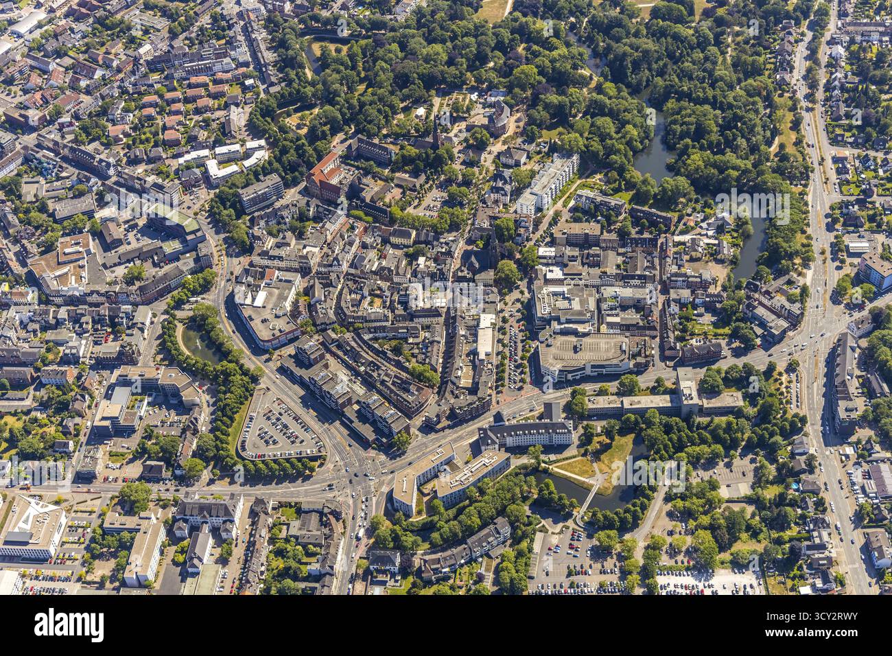 Luftaufnahme, Übersichtszentrum, Struktur niederländisches Modell Befestigung, zerklüfteter Ring von Stadtmauern, Bastionen, Moers Schlosspark, Moers, Ruhrgebiet, Nordrhein Stockfoto