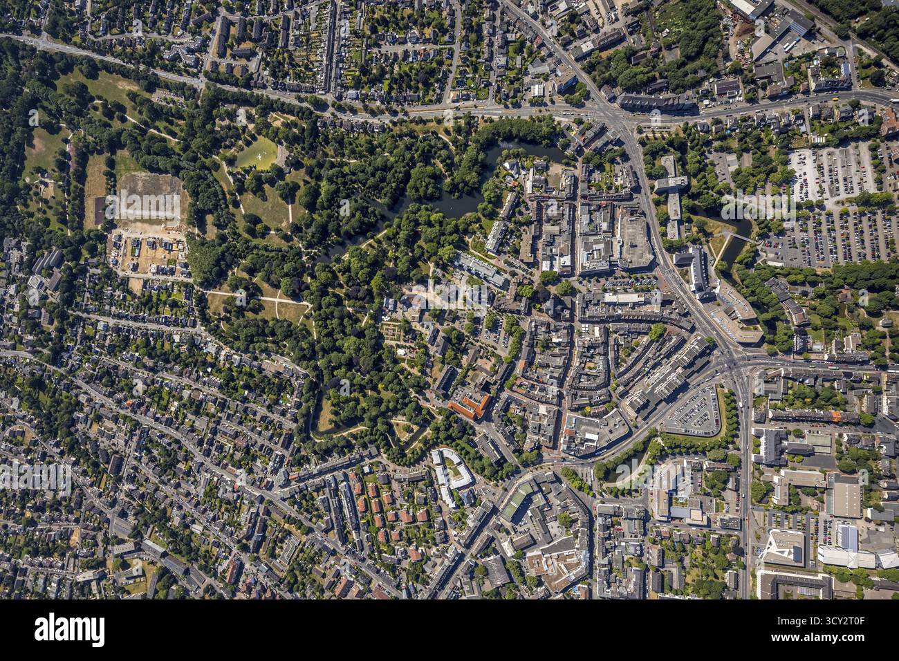 Luftaufnahme, Übersichtszentrum, Struktur niederländisches Modell Befestigung, zerklüfteter Ring von Stadtmauern, Bastionen, Moers Schlosspark, Moers, Ruhrgebiet, Nordrhein Stockfoto