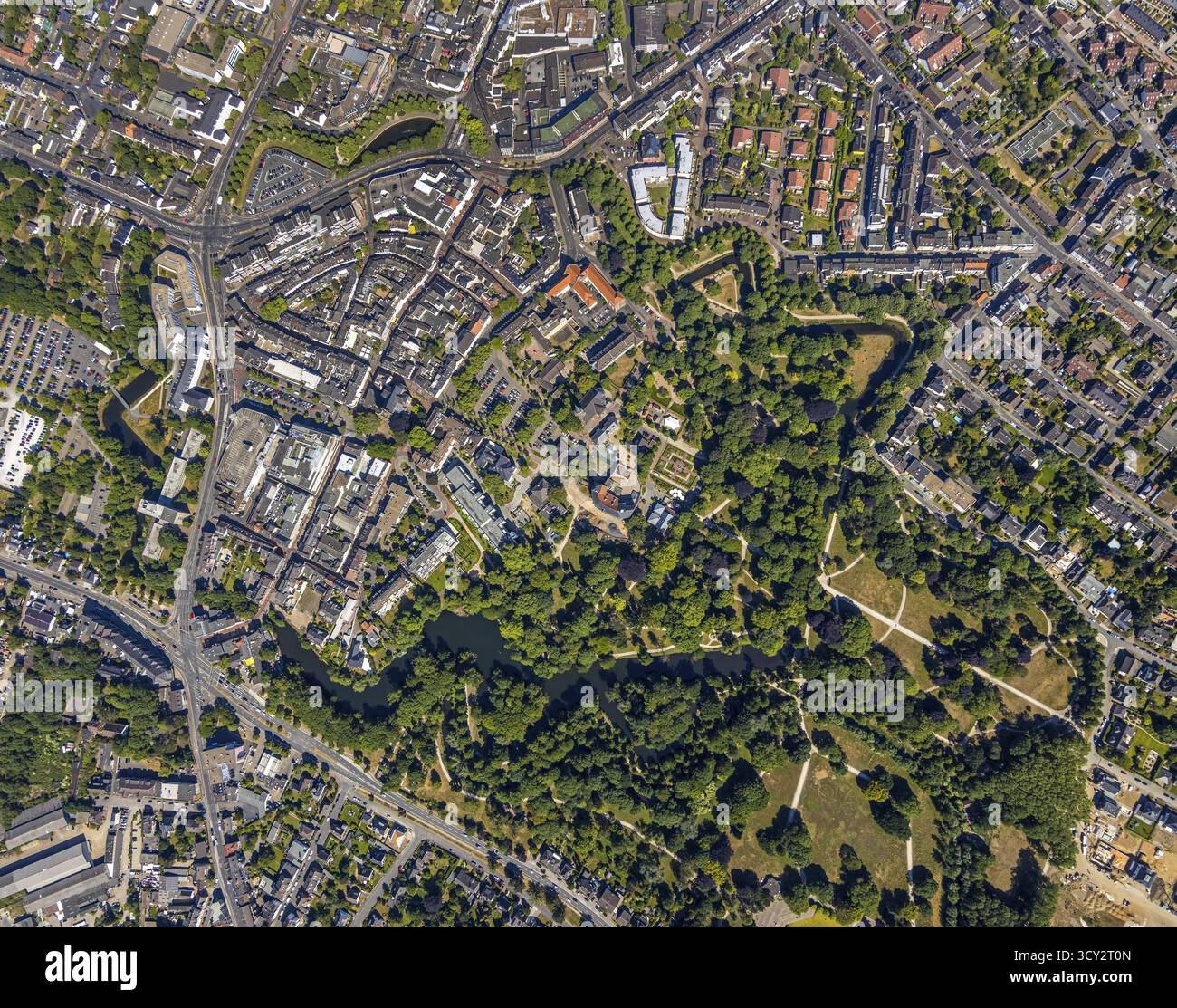 Luftaufnahme, Übersichtszentrum, Struktur niederländisches Modell Befestigung, zerklüfteter Ring von Stadtmauern, Bastionen, Moers Schlosspark, Moers, Ruhrgebiet, Nordrhein Stockfoto