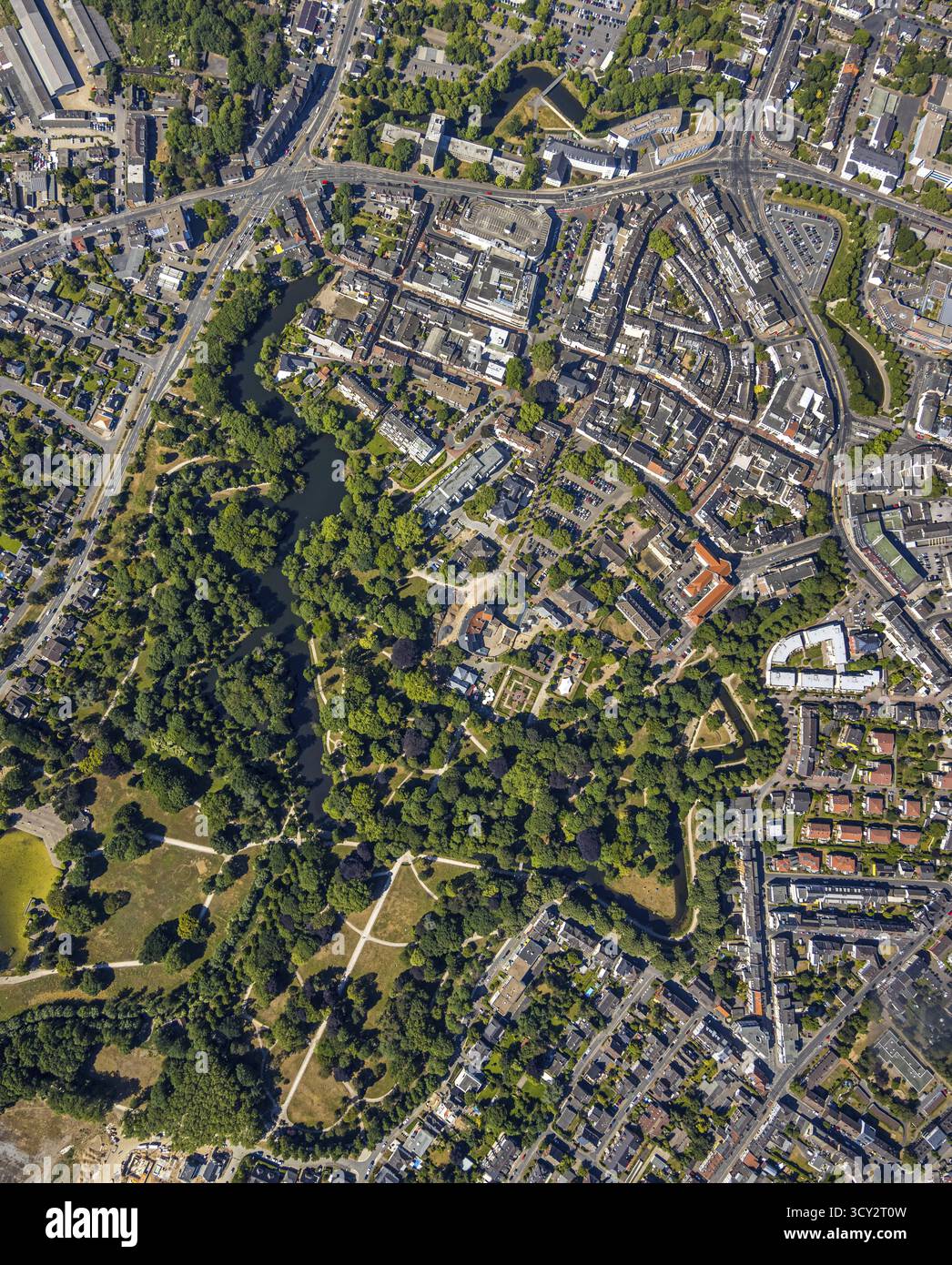 Luftaufnahme, Übersichtszentrum, Struktur niederländisches Modell Befestigung, zerklüfteter Ring von Stadtmauern, Bastionen, Moers Schlosspark, Moers, Ruhrgebiet, Nordrhein Stockfoto