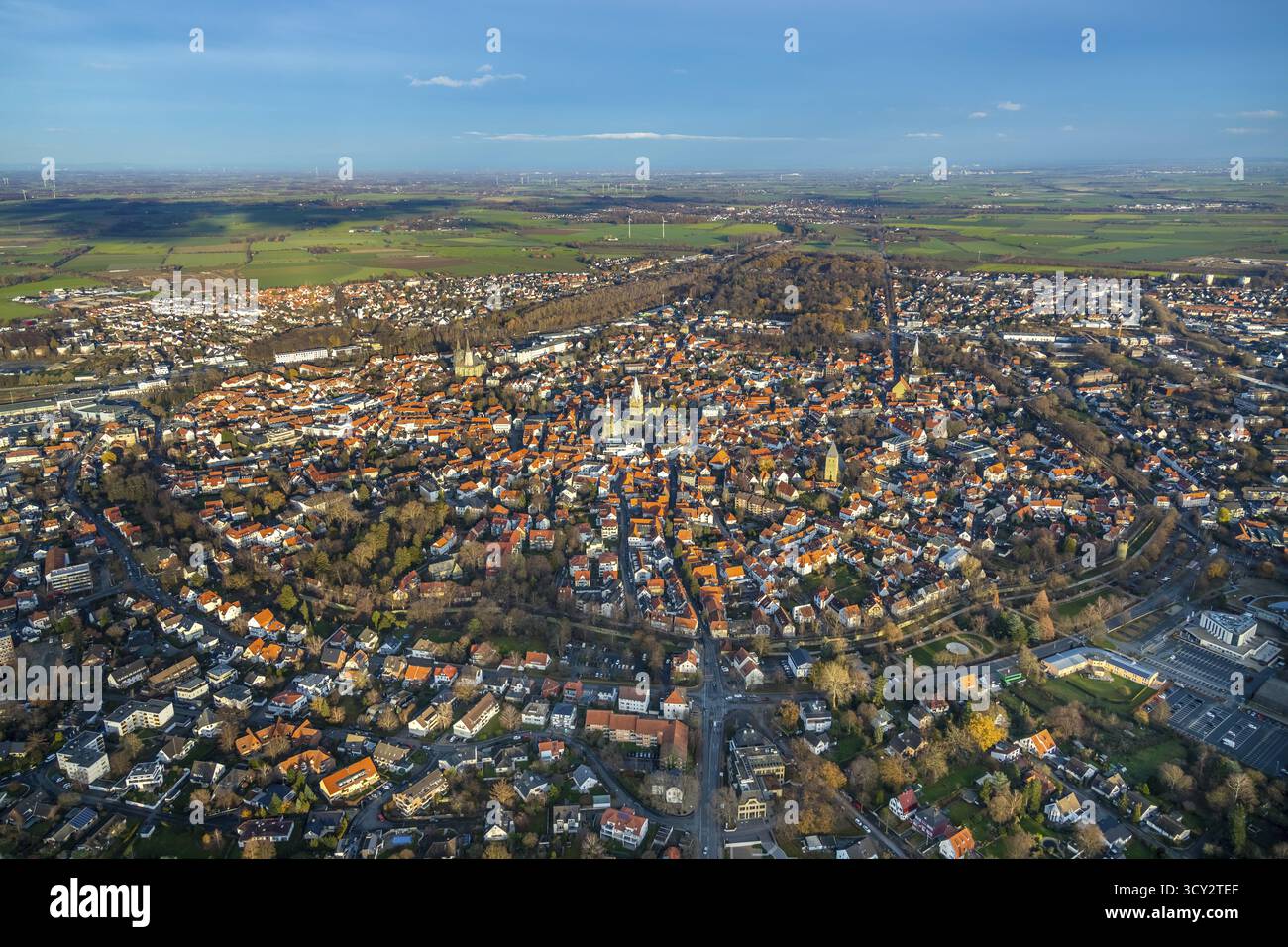 Aus der Vogelperspektive, Blick auf das Stadtzentrum, Altstadt, Wallstraßen, evangelische Kirche Sankt Maria zur Wiese, St. Petri ALDE Kerke, St. Patrokli-Dom, Sankt Pauli Ki Stockfoto