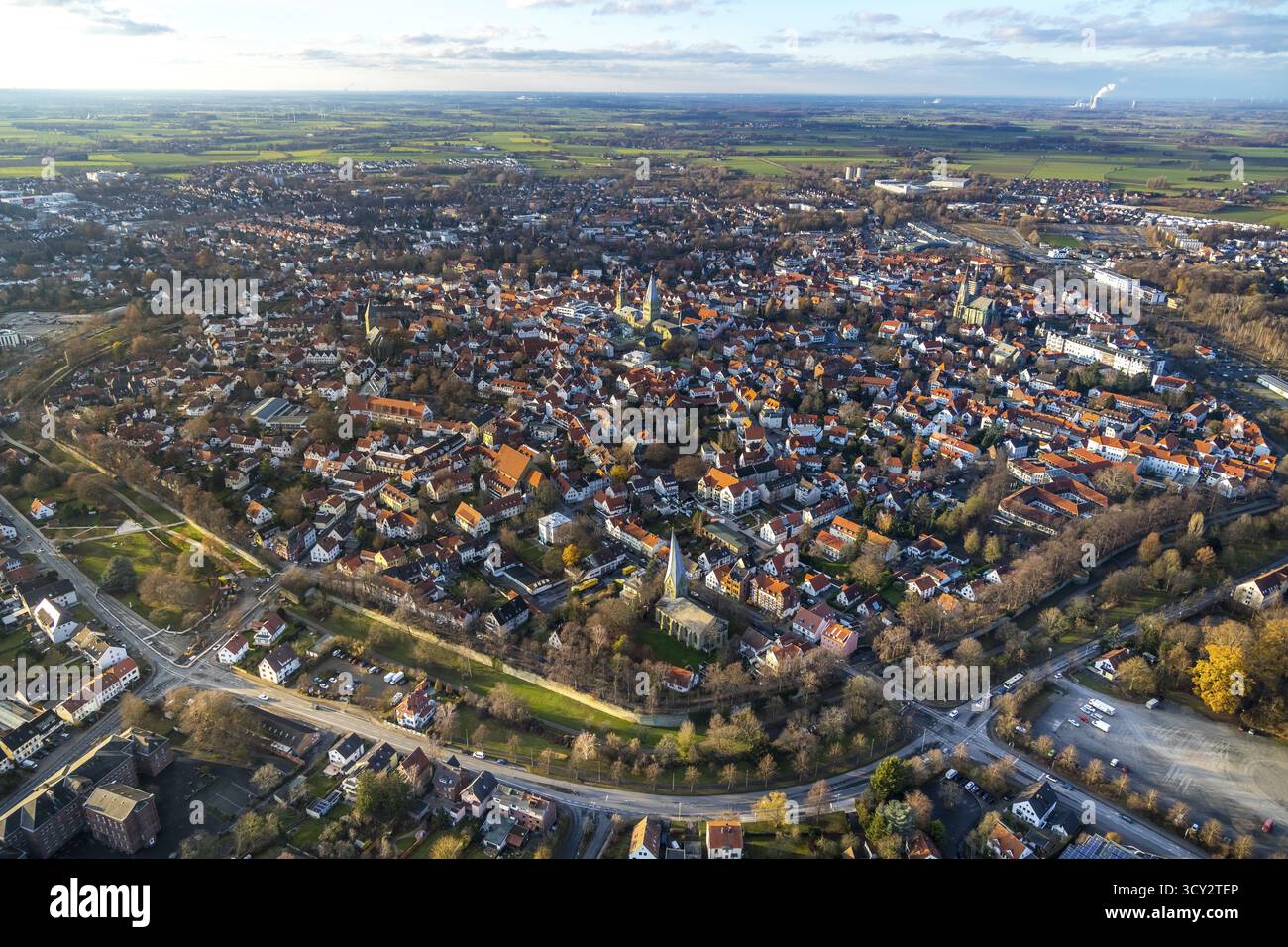 Aus der Vogelperspektive, Blick auf das Stadtzentrum, Altstadt, Wallstraßen, evangelische Kirche Sankt Maria zur Wiese, St. Petri ALDE Kerke, St. Patrokli-Dom, Sankt Pauli Ki Stockfoto