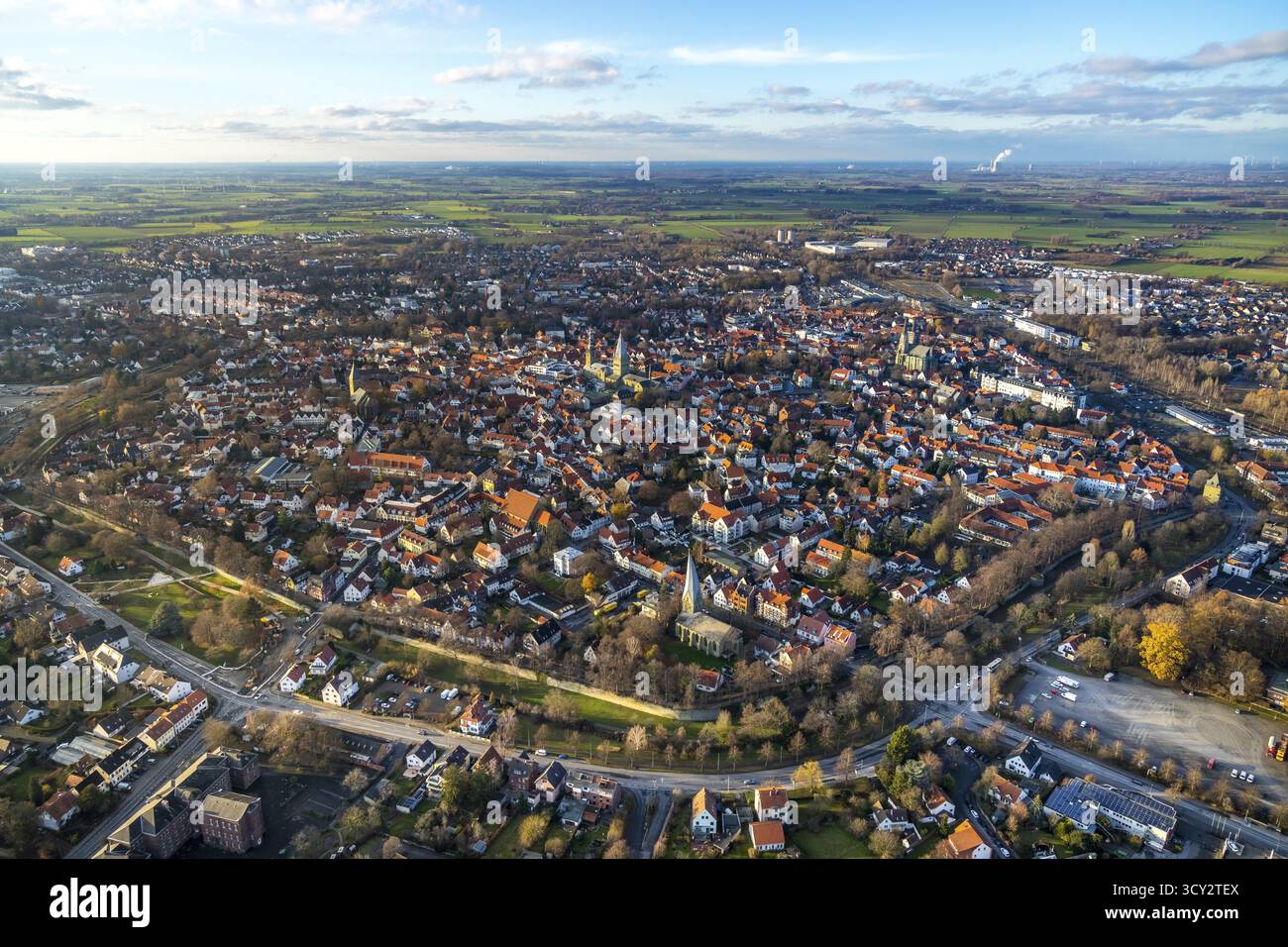 Aus der Vogelperspektive, Blick auf das Stadtzentrum, Altstadt, Wallstraßen, evangelische Kirche Sankt Maria zur Wiese, St. Petri ALDE Kerke, St. Patrokli-Dom, Sankt Pauli Ki Stockfoto