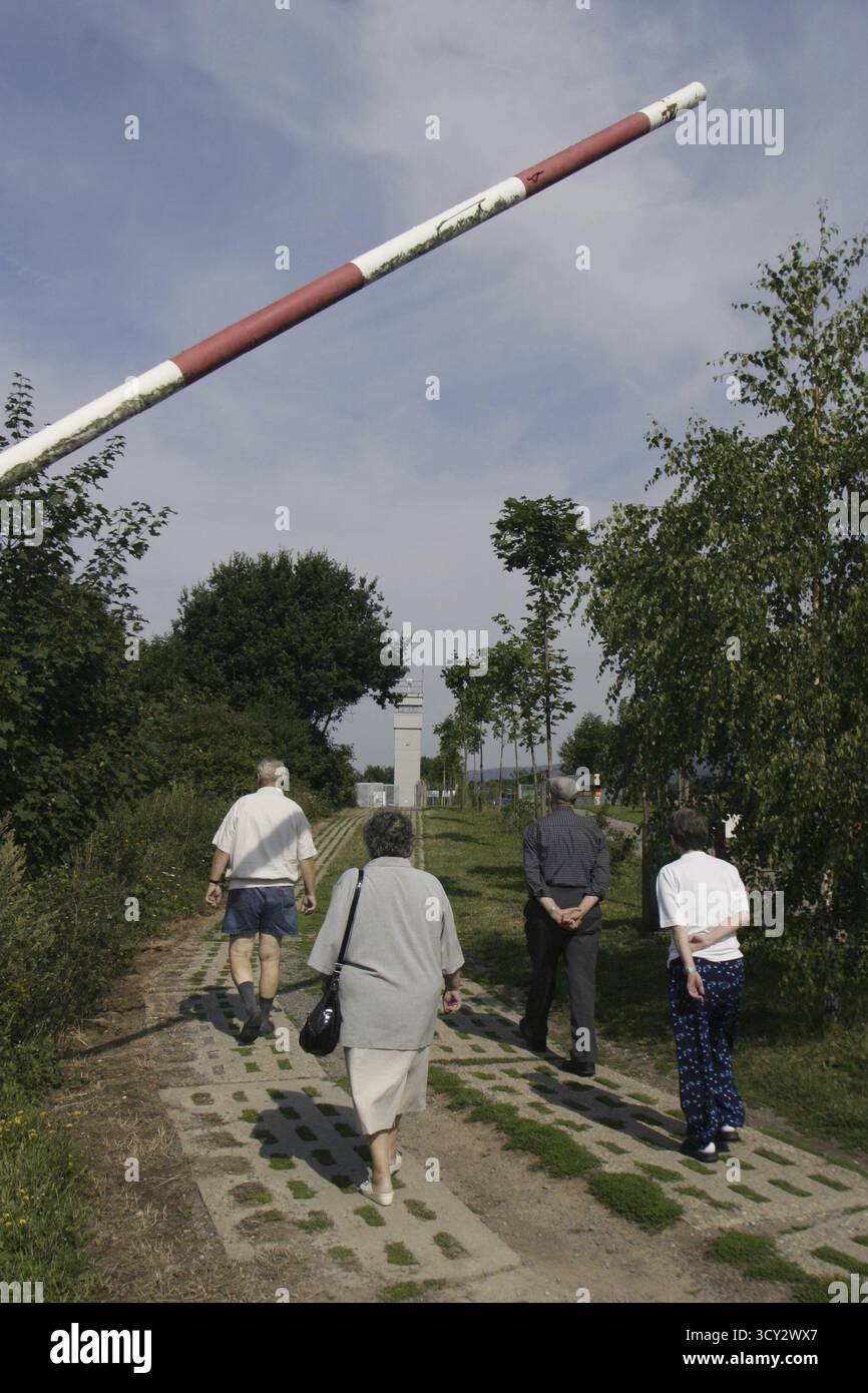 DEU, Deutschland, Göttingen, 30.07.2003, Besucher passieren die Schranke am Eingang zum Grenz Museum bei Göttingen.Â Stockfoto