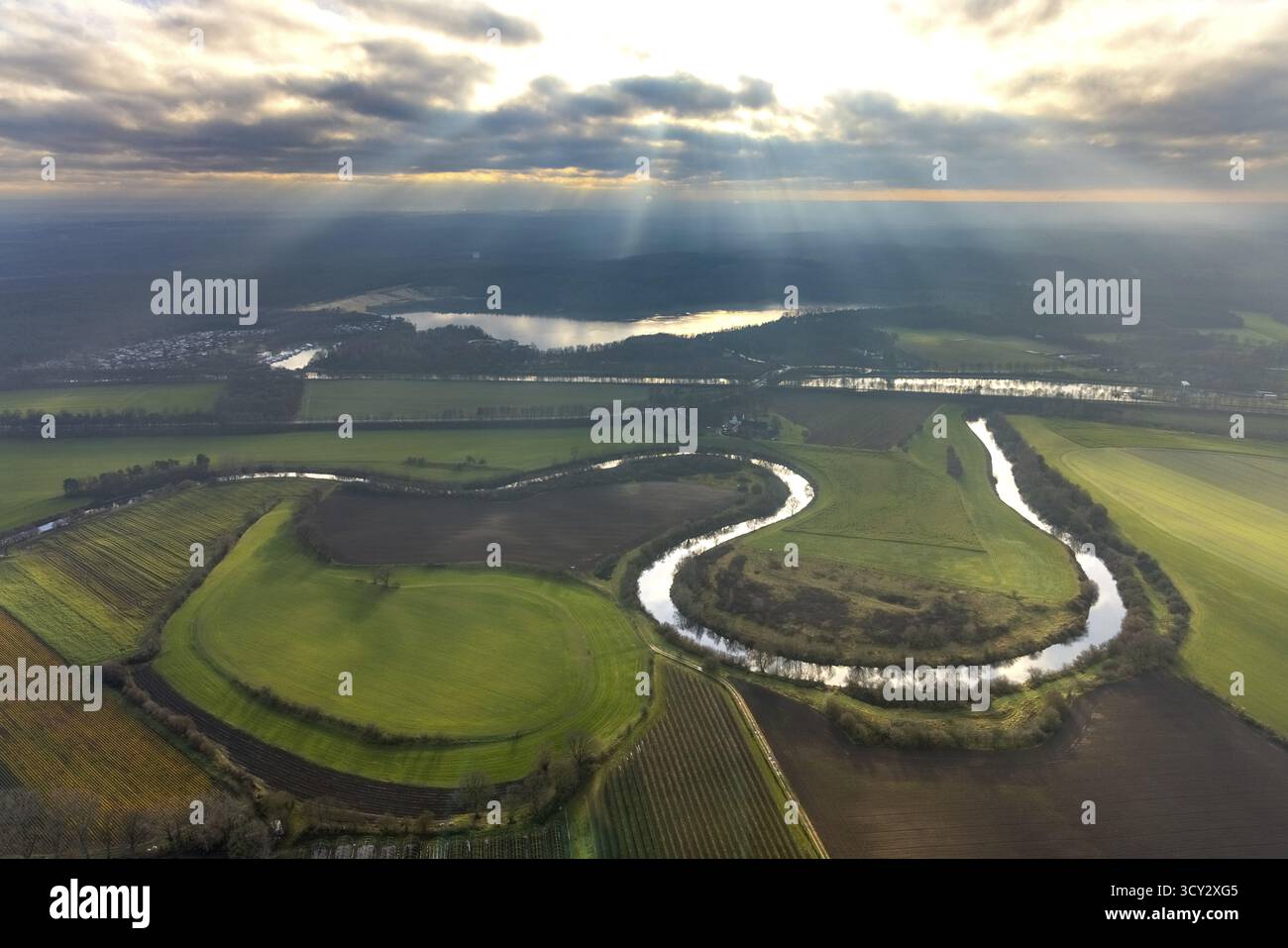 HALTERN AM SEE 16.12.2020 Luftaufnahme geschwungener Mäander - Schleife der Uferzonen am Lippenverlauf - in Haltern am See im Ruhrgebiet Stockfoto