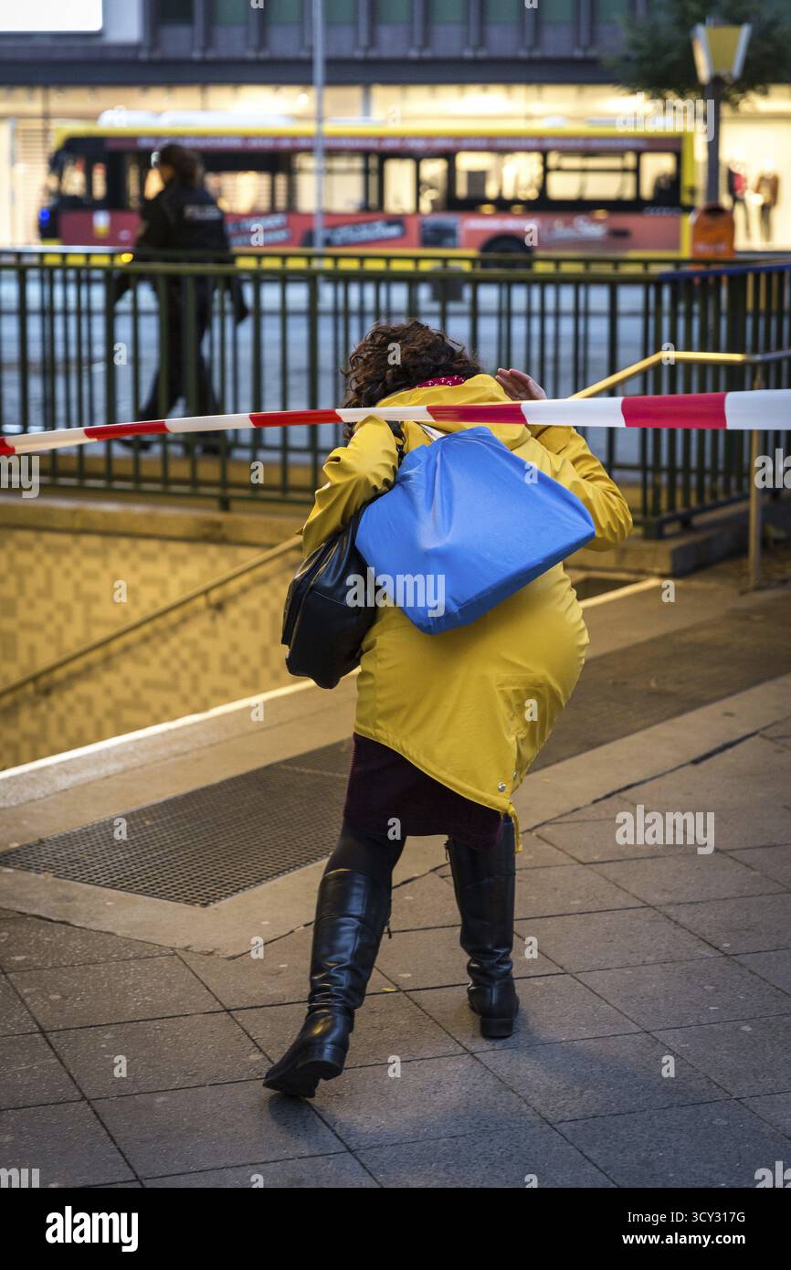 DEU Deutschland Berlin Feuerwehreinsatz am Kurfürstendamm. Sturm Xavier hatte Bäume auf die Straße fallen lassen. Frau überquert eine Barriere A Stockfoto