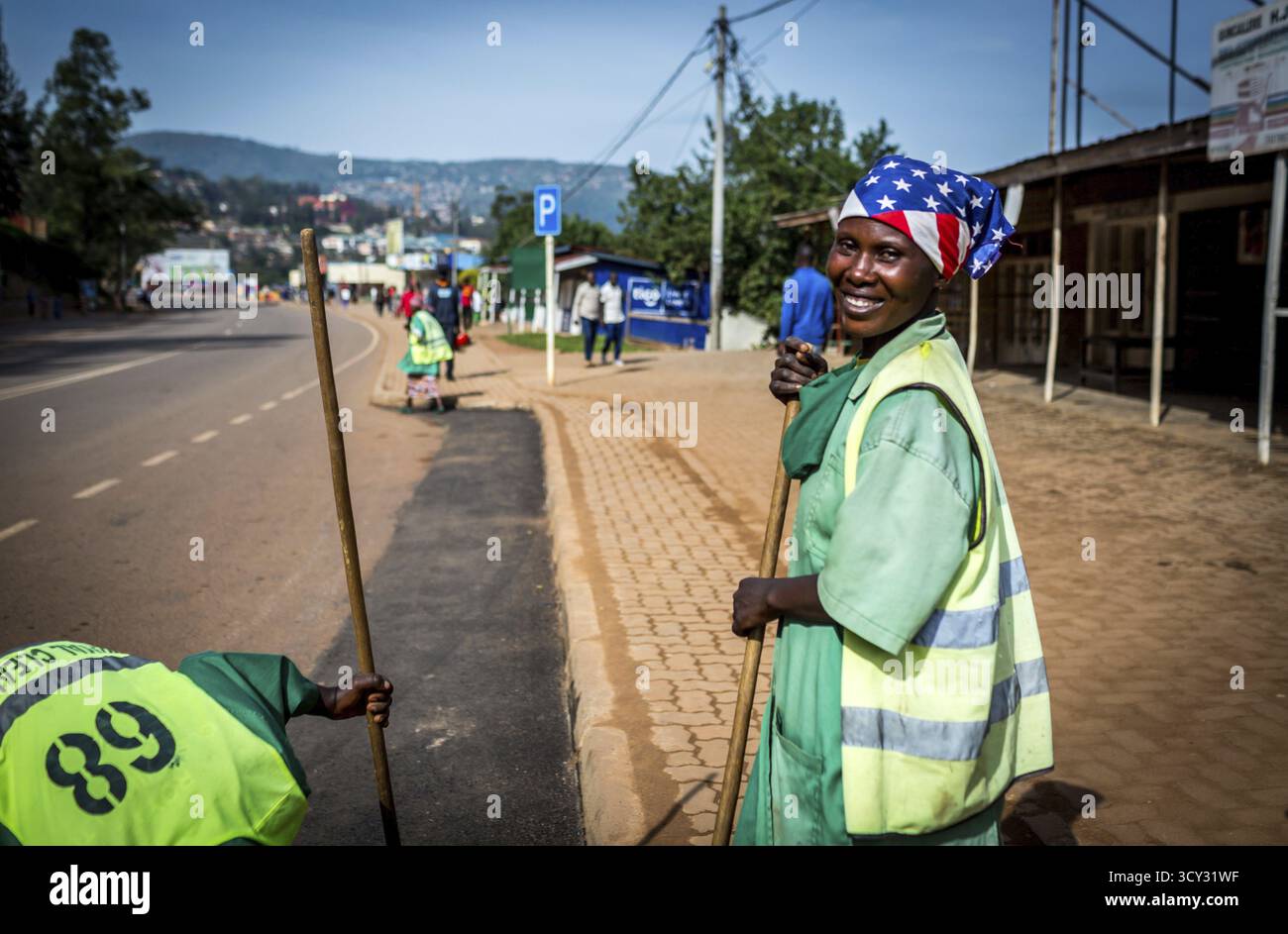 Die RWANDA RUANDA Kigali Straßenreiniger reinigen am Morgen vor dem Gedenken an den Völkermord eine Straße, die zum Völkermord-Denkmal führt Stockfoto