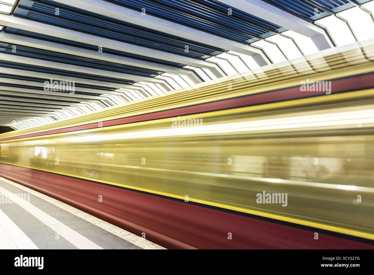 DEU Deutschland Berlin inszeniert in und um den S-Bahn-Zug am Bahnhof Gesundbrunnen Stockfoto