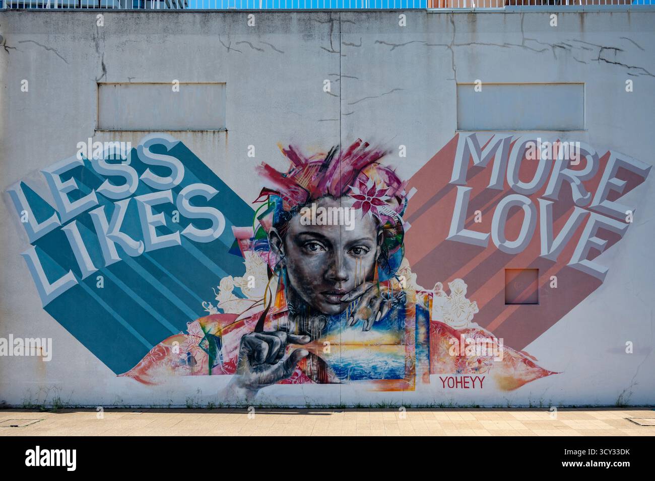 Less Likes More Love Street Art von Yoheyy, Kobe, japan Stockfoto
