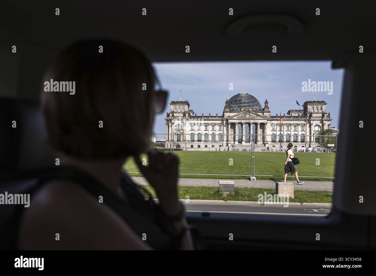 DEU Deutschland Berlin City Tour zu den Sehenswürdigkeiten der Hauptstadt. Blick auf den Reichstag vom Tourbus aus Stockfoto