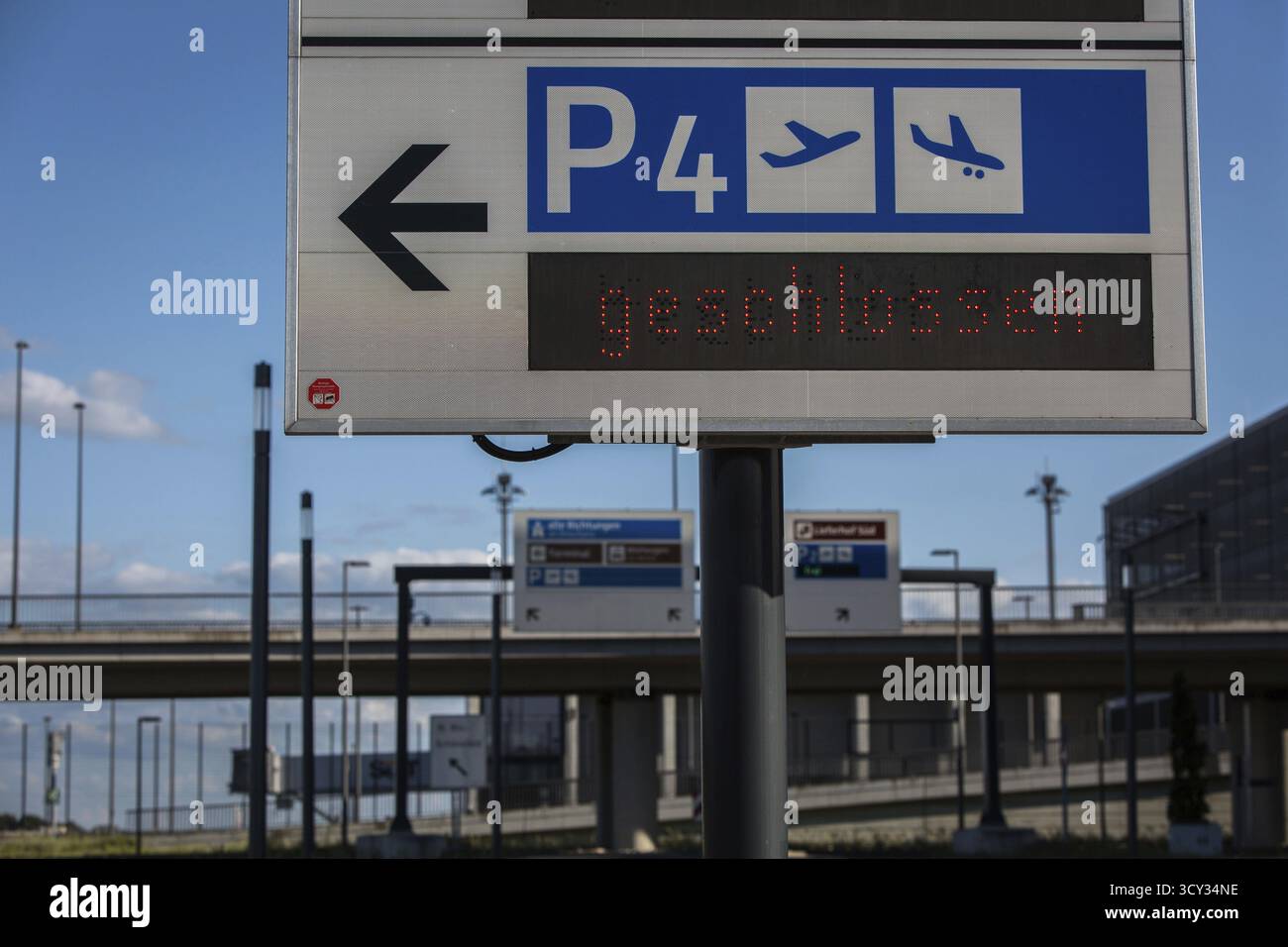 DEU Deutschland Berlin Wegweiser für Parkplätze am zukünftigen BER Flughafen Berlin-Brandenburg Stockfoto