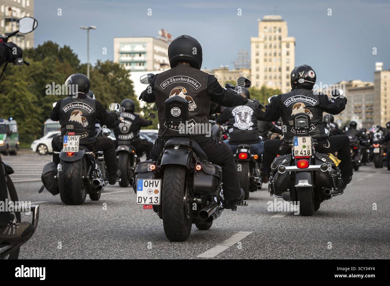 DEU Deutschland Berlin Motorradparade aus Protest gegen das Verbot des öffentlichen Tragens von Hells Angels-Symbolen auf der Karl-Marx-Allee Stockfoto