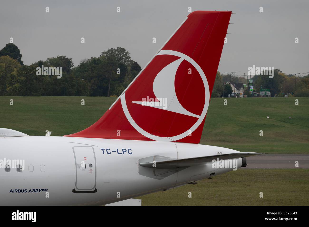 Türkische Fluggesellschaft Airbus A321 am Flughafen Birmingham, Großbritannien (TC-LPC) Stockfoto