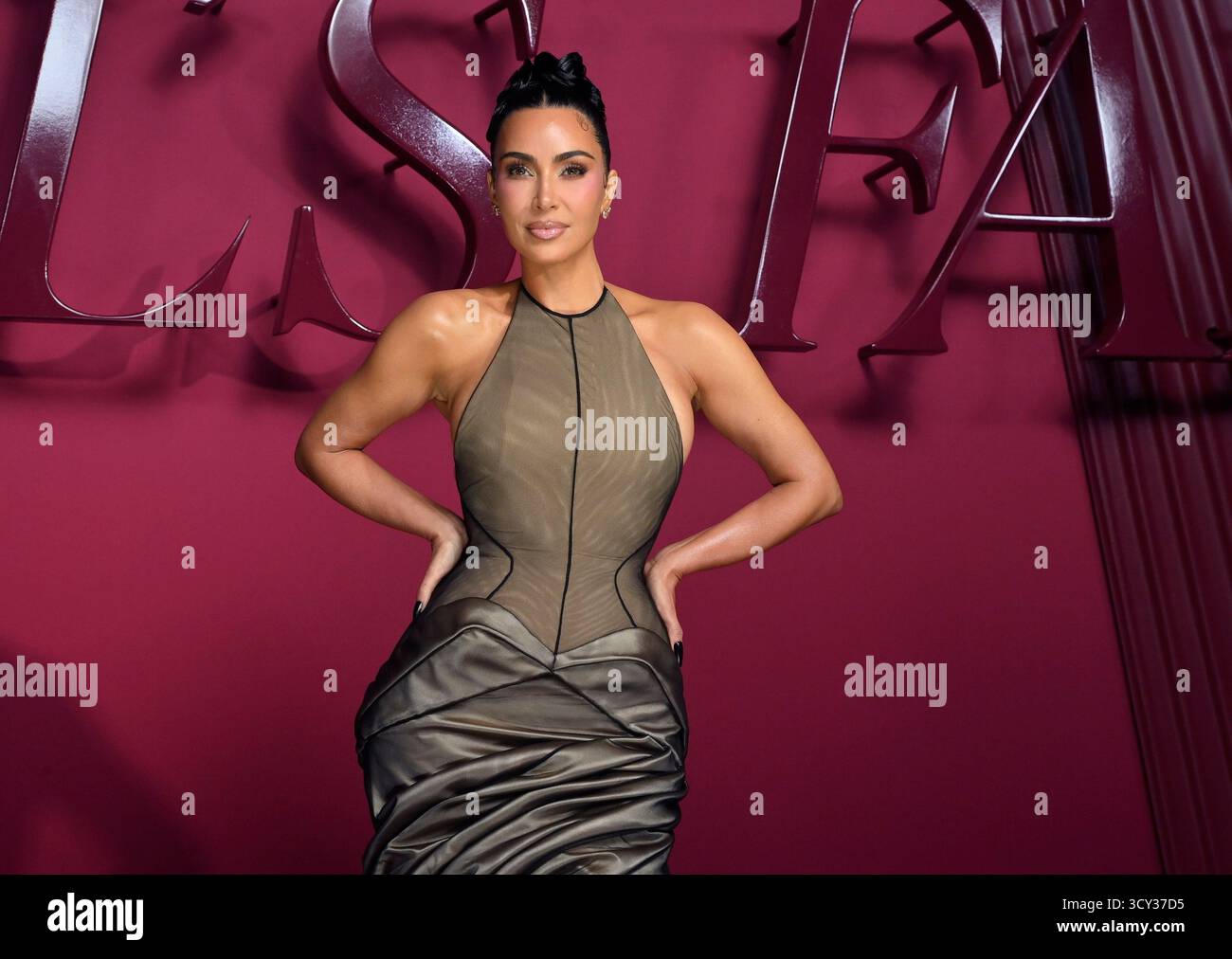 Los Angeles, Usa. Oktober 2025. Kim Kardashian nimmt am Donnerstag, den 16. Oktober 2025, an der Weltpremiere der Hulu Original TV-Serie „All's Fair“ im DGA Theater in Los Angeles Teil. Geschichte: Folgt einem erfolgreichen Scheidungsanwalt und der Besitzerin einer rein weiblichen Anwaltskanzlei in Los Angeles. Foto: Jim Ruymen/UPI Credit: UPI/Alamy Live News Stockfoto