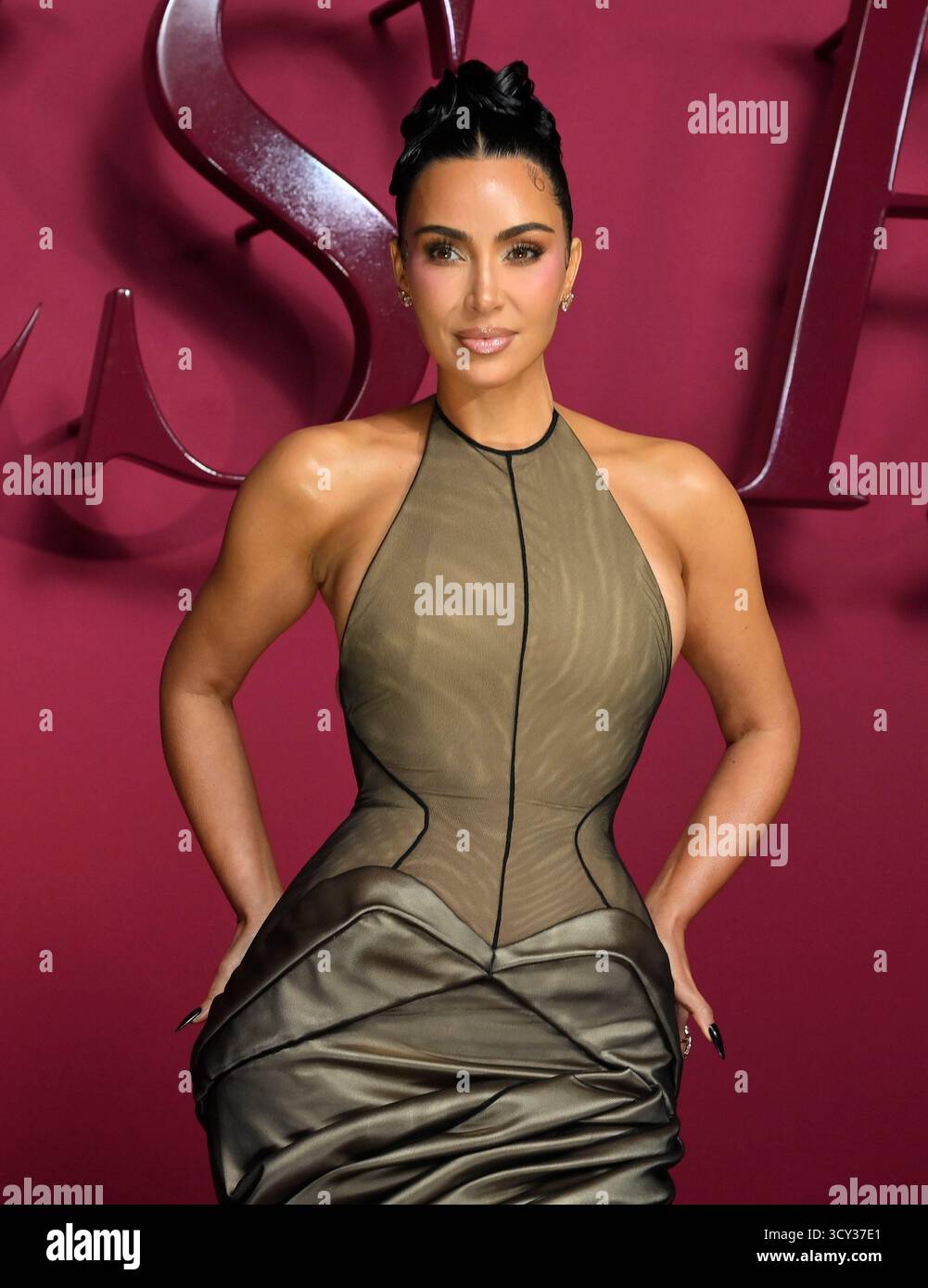 Los Angeles, Usa. Oktober 2025. Kim Kardashian nimmt am Donnerstag, den 16. Oktober 2025, an der Weltpremiere der Hulu Original TV-Serie „All's Fair“ im DGA Theater in Los Angeles Teil. Geschichte: Folgt einem erfolgreichen Scheidungsanwalt und der Besitzerin einer rein weiblichen Anwaltskanzlei in Los Angeles. Foto: Jim Ruymen/UPI Credit: UPI/Alamy Live News Stockfoto