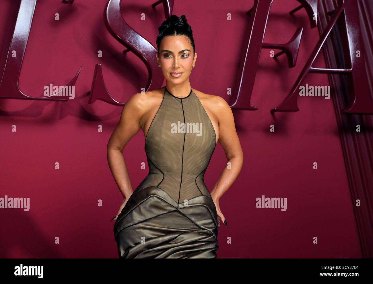 Los Angeles, Usa. Oktober 2025. Kim Kardashian nimmt am Donnerstag, den 16. Oktober 2025, an der Weltpremiere der Hulu Original TV-Serie „All's Fair“ im DGA Theater in Los Angeles Teil. Geschichte: Folgt einem erfolgreichen Scheidungsanwalt und der Besitzerin einer rein weiblichen Anwaltskanzlei in Los Angeles. Foto: Jim Ruymen/UPI Credit: UPI/Alamy Live News Stockfoto