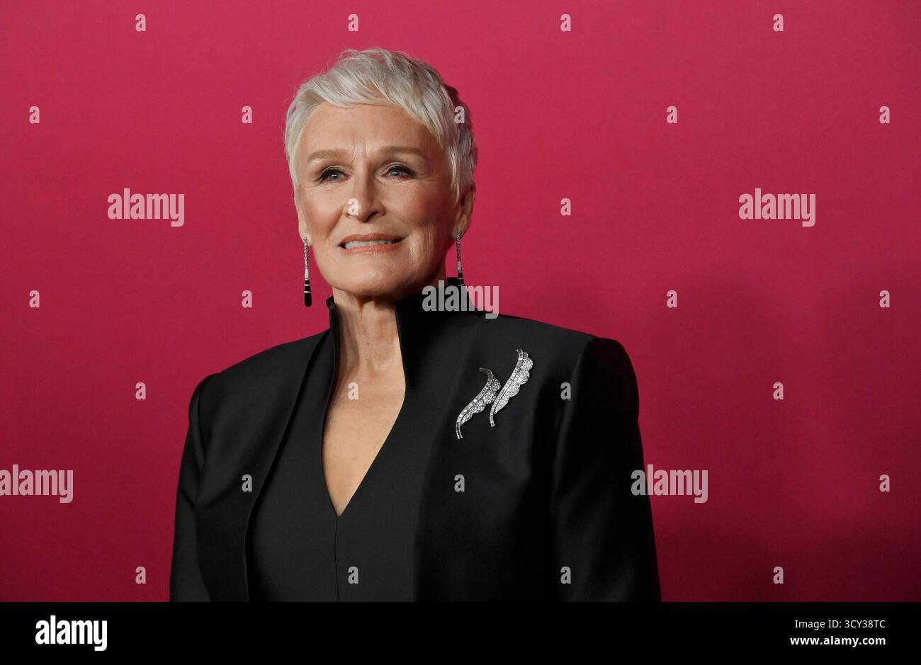 Los Angeles, Usa. Oktober 2025. Darsteller Glenn Close nimmt am Donnerstag, den 16. Oktober 2025, an der Weltpremiere der Hulu Original TV-Serie „All's Fair“ im DGA Theater in Los Angeles Teil. Geschichte: Folgt einem erfolgreichen Scheidungsanwalt und der Besitzerin einer rein weiblichen Anwaltskanzlei in Los Angeles. Foto: Jim Ruymen/UPI Credit: UPI/Alamy Live News Stockfoto