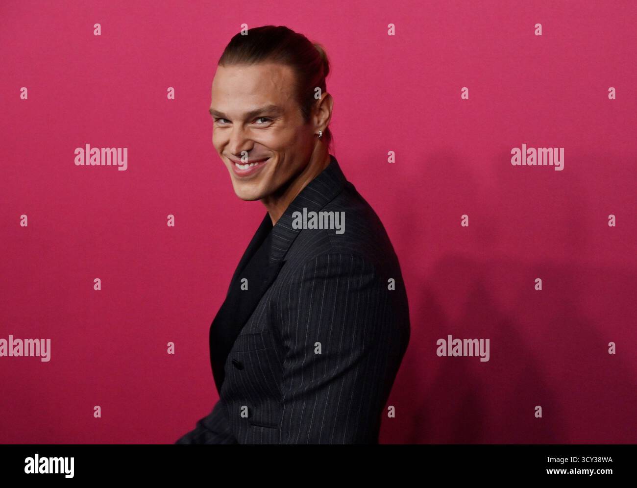 Los Angeles, Usa. Oktober 2025. Matthew Noszka nimmt am Donnerstag, den 16. Oktober 2025, an der Weltpremiere der Hulu Original TV-Serie „All's Fair“ im DGA Theater in Los Angeles Teil. Geschichte: Folgt einem erfolgreichen Scheidungsanwalt und der Besitzerin einer rein weiblichen Anwaltskanzlei in Los Angeles. Foto: Jim Ruymen/UPI Credit: UPI/Alamy Live News Stockfoto