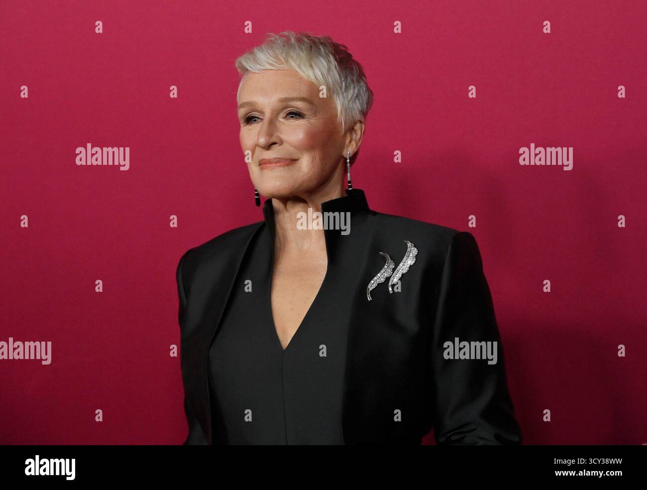 Los Angeles, Usa. Oktober 2025. Darsteller Glenn Close nimmt am Donnerstag, den 16. Oktober 2025, an der Weltpremiere der Hulu Original TV-Serie „All's Fair“ im DGA Theater in Los Angeles Teil. Geschichte: Folgt einem erfolgreichen Scheidungsanwalt und der Besitzerin einer rein weiblichen Anwaltskanzlei in Los Angeles. Foto: Jim Ruymen/UPI Credit: UPI/Alamy Live News Stockfoto