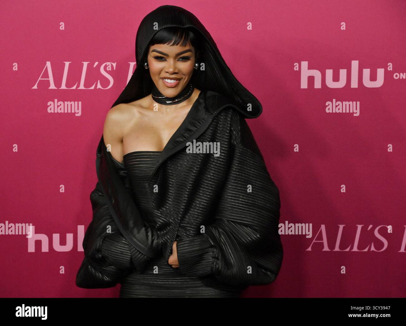 Los Angeles, Usa. Oktober 2025. Die Schauspielerin Teyana Taylor nimmt am Donnerstag, den 16. Oktober 2025, an der Weltpremiere der Hulu Original TV-Serie „All's Fair“ im DGA Theater in Los Angeles Teil. Geschichte: Folgt einem erfolgreichen Scheidungsanwalt und der Besitzerin einer rein weiblichen Anwaltskanzlei in Los Angeles. Foto: Jim Ruymen/UPI Credit: UPI/Alamy Live News Stockfoto