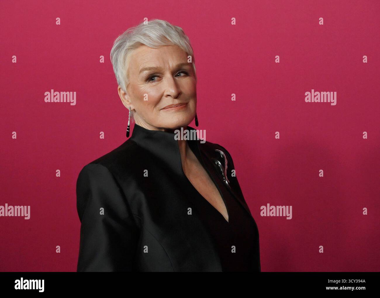 Los Angeles, Usa. Oktober 2025. Darsteller Glenn Close nimmt am Donnerstag, den 16. Oktober 2025, an der Weltpremiere der Hulu Original TV-Serie „All's Fair“ im DGA Theater in Los Angeles Teil. Geschichte: Folgt einem erfolgreichen Scheidungsanwalt und der Besitzerin einer rein weiblichen Anwaltskanzlei in Los Angeles. Foto: Jim Ruymen/UPI Credit: UPI/Alamy Live News Stockfoto