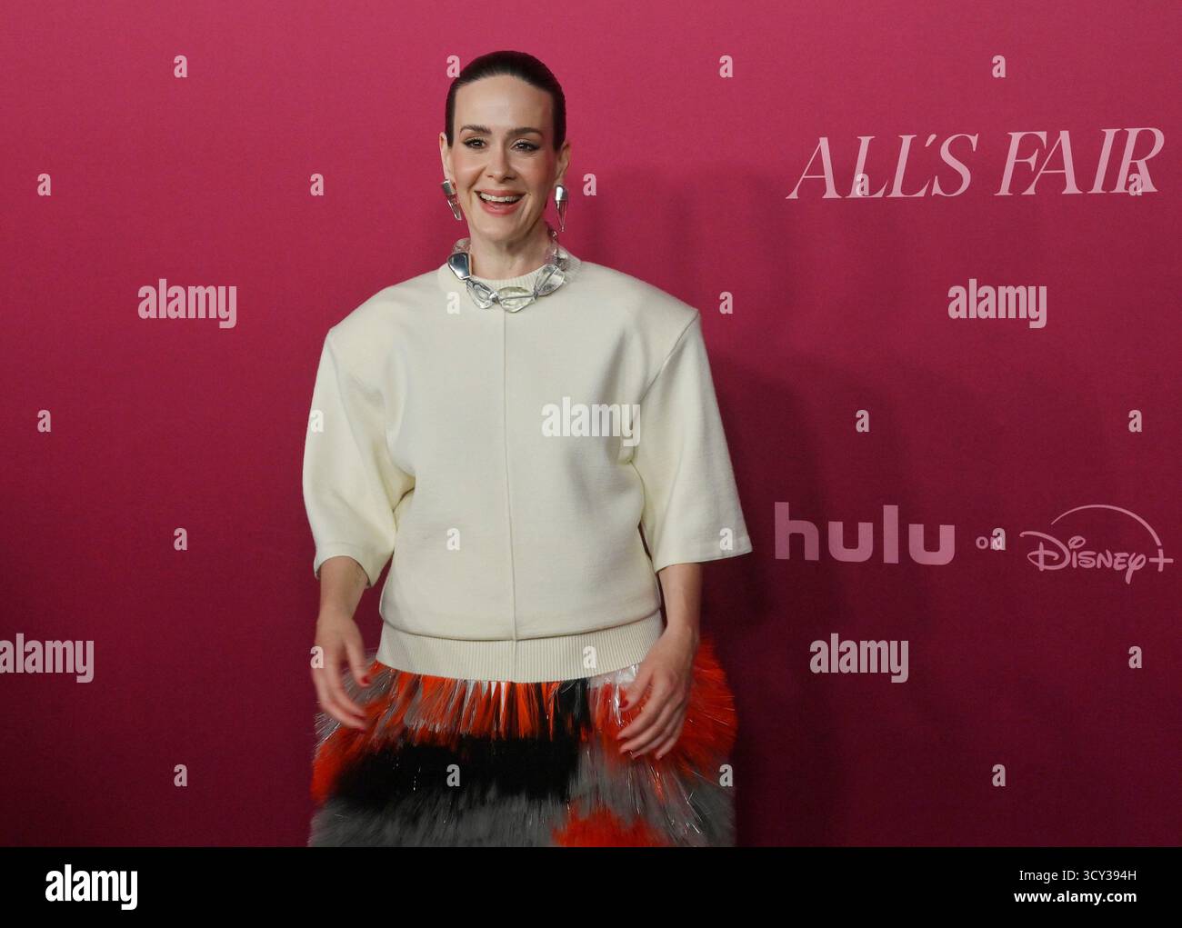 Los Angeles, Usa. Oktober 2025. Sarah Paulson, Mitglied der Besetzung, nimmt am Donnerstag, den 16. Oktober 2025, an der Weltpremiere der Hulu Original TV-Serie „All's Fair“ im DGA Theater in Los Angeles Teil. Geschichte: Folgt einem erfolgreichen Scheidungsanwalt und der Besitzerin einer rein weiblichen Anwaltskanzlei in Los Angeles. Foto: Jim Ruymen/UPI Credit: UPI/Alamy Live News Stockfoto