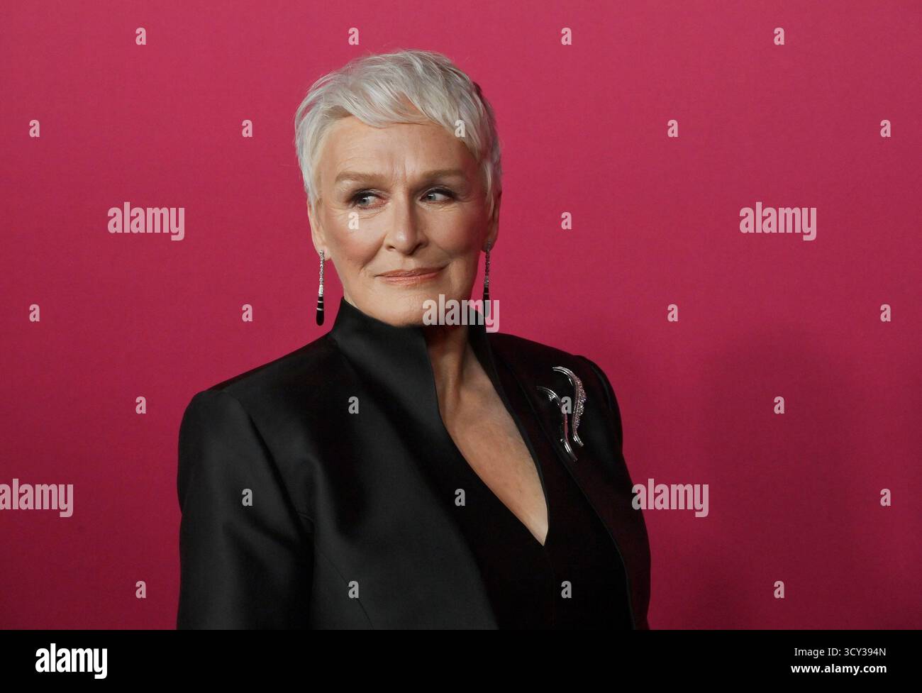 Los Angeles, Usa. Oktober 2025. Darsteller Glenn Close nimmt am Donnerstag, den 16. Oktober 2025, an der Weltpremiere der Hulu Original TV-Serie „All's Fair“ im DGA Theater in Los Angeles Teil. Geschichte: Folgt einem erfolgreichen Scheidungsanwalt und der Besitzerin einer rein weiblichen Anwaltskanzlei in Los Angeles. Foto: Jim Ruymen/UPI Credit: UPI/Alamy Live News Stockfoto