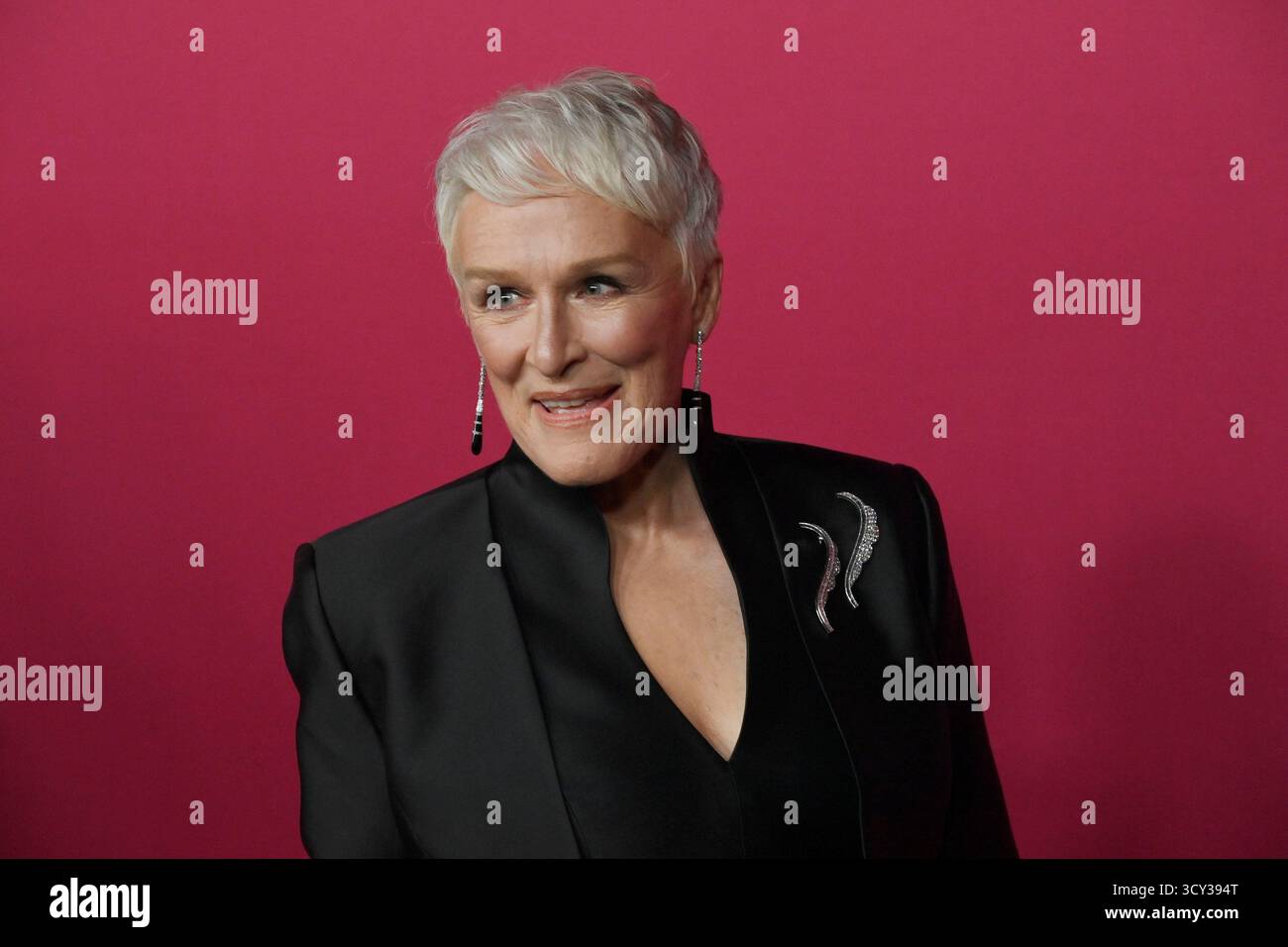 Los Angeles, Usa. Oktober 2025. Darsteller Glenn Close nimmt am Donnerstag, den 16. Oktober 2025, an der Weltpremiere der Hulu Original TV-Serie „All's Fair“ im DGA Theater in Los Angeles Teil. Geschichte: Folgt einem erfolgreichen Scheidungsanwalt und der Besitzerin einer rein weiblichen Anwaltskanzlei in Los Angeles. Foto: Jim Ruymen/UPI Credit: UPI/Alamy Live News Stockfoto