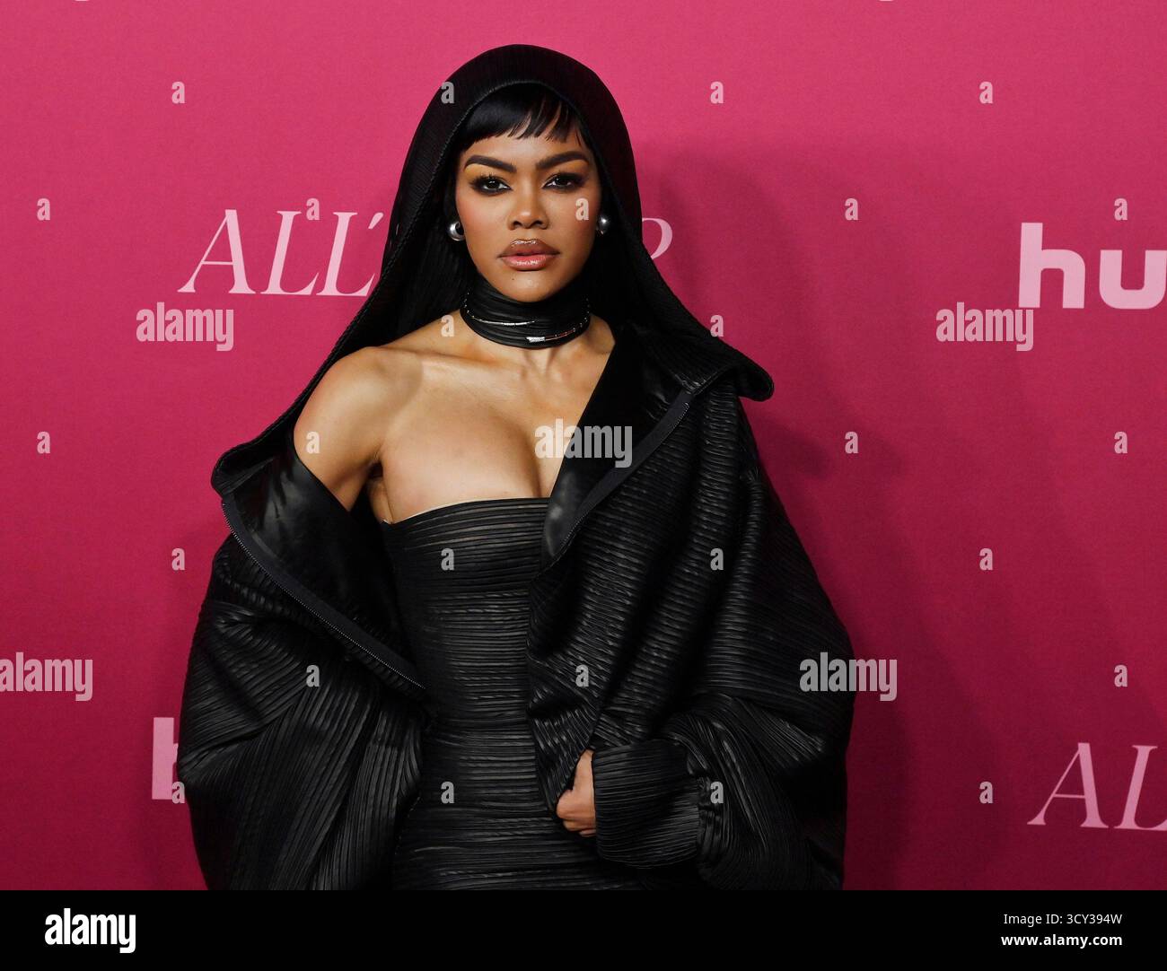 Los Angeles, Usa. Oktober 2025. Die Schauspielerin Teyana Taylor nimmt am Donnerstag, den 16. Oktober 2025, an der Weltpremiere der Hulu Original TV-Serie „All's Fair“ im DGA Theater in Los Angeles Teil. Geschichte: Folgt einem erfolgreichen Scheidungsanwalt und der Besitzerin einer rein weiblichen Anwaltskanzlei in Los Angeles. Foto: Jim Ruymen/UPI Credit: UPI/Alamy Live News Stockfoto