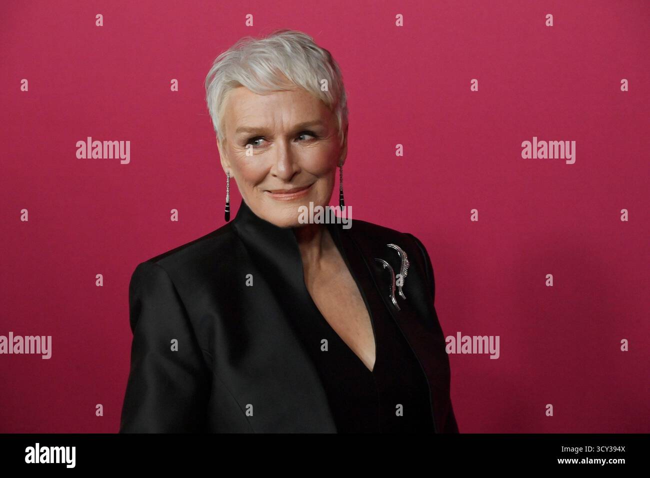 Los Angeles, Usa. Oktober 2025. Darsteller Glenn Close nimmt am Donnerstag, den 16. Oktober 2025, an der Weltpremiere der Hulu Original TV-Serie „All's Fair“ im DGA Theater in Los Angeles Teil. Geschichte: Folgt einem erfolgreichen Scheidungsanwalt und der Besitzerin einer rein weiblichen Anwaltskanzlei in Los Angeles. Foto: Jim Ruymen/UPI Credit: UPI/Alamy Live News Stockfoto