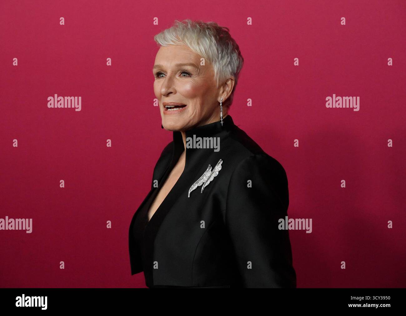 Los Angeles, Usa. Oktober 2025. Darsteller Glenn Close nimmt am Donnerstag, den 16. Oktober 2025, an der Weltpremiere der Hulu Original TV-Serie „All's Fair“ im DGA Theater in Los Angeles Teil. Geschichte: Folgt einem erfolgreichen Scheidungsanwalt und der Besitzerin einer rein weiblichen Anwaltskanzlei in Los Angeles. Foto: Jim Ruymen/UPI Credit: UPI/Alamy Live News Stockfoto