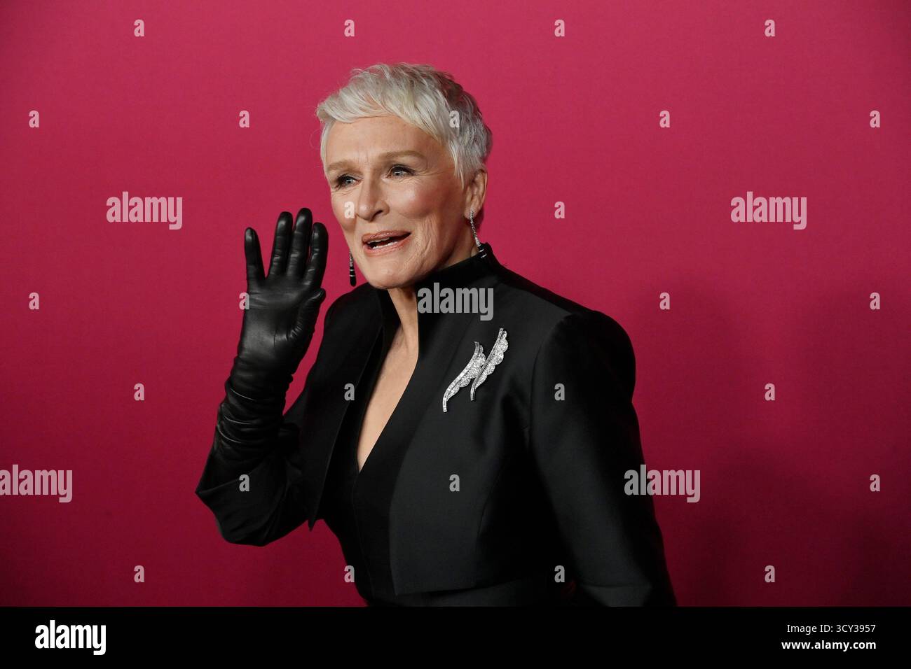 Los Angeles, Usa. Oktober 2025. Darsteller Glenn Close nimmt am Donnerstag, den 16. Oktober 2025, an der Weltpremiere der Hulu Original TV-Serie „All's Fair“ im DGA Theater in Los Angeles Teil. Geschichte: Folgt einem erfolgreichen Scheidungsanwalt und der Besitzerin einer rein weiblichen Anwaltskanzlei in Los Angeles. Foto: Jim Ruymen/UPI Credit: UPI/Alamy Live News Stockfoto
