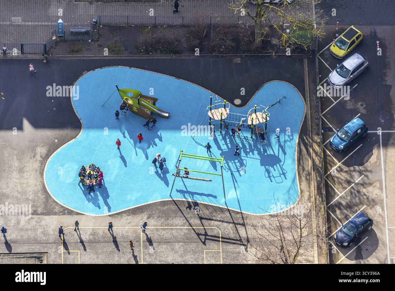 Luftaufnahme, umgebaute Grundschule Kunterbunt mit neu gestaltetem Schulhof, ehemalige Hans-Tilkowski-Schule, Herne, Ruhrgebiet, Nordrhein-Westfal Stockfoto