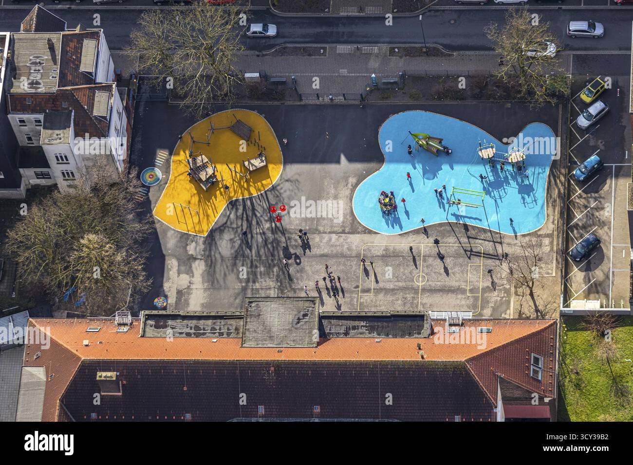 Luftaufnahme, umgebaute Grundschule Kunterbunt mit neu gestaltetem Schulhof, ehemalige Hans-Tilkowski-Schule, Herne, Ruhrgebiet, Nordrhein-Westfal Stockfoto
